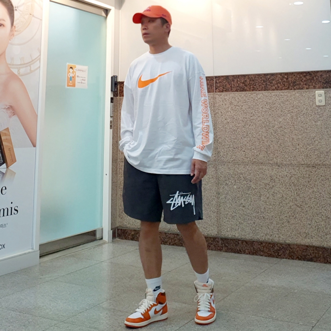 (W) Jordan 1 Retro High OG Starfish, Nike x Stussy Water Shorts Off Noir 착용 스타일