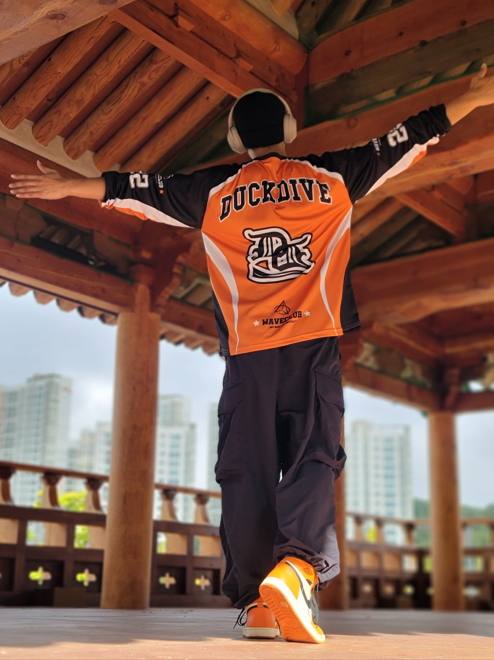 Jordan 1 Retro High OG Reverse Shattered Backboard, Sony WH-1000XM4 Platinum Silver (Korean Ver.) 착용 스타일 - 1