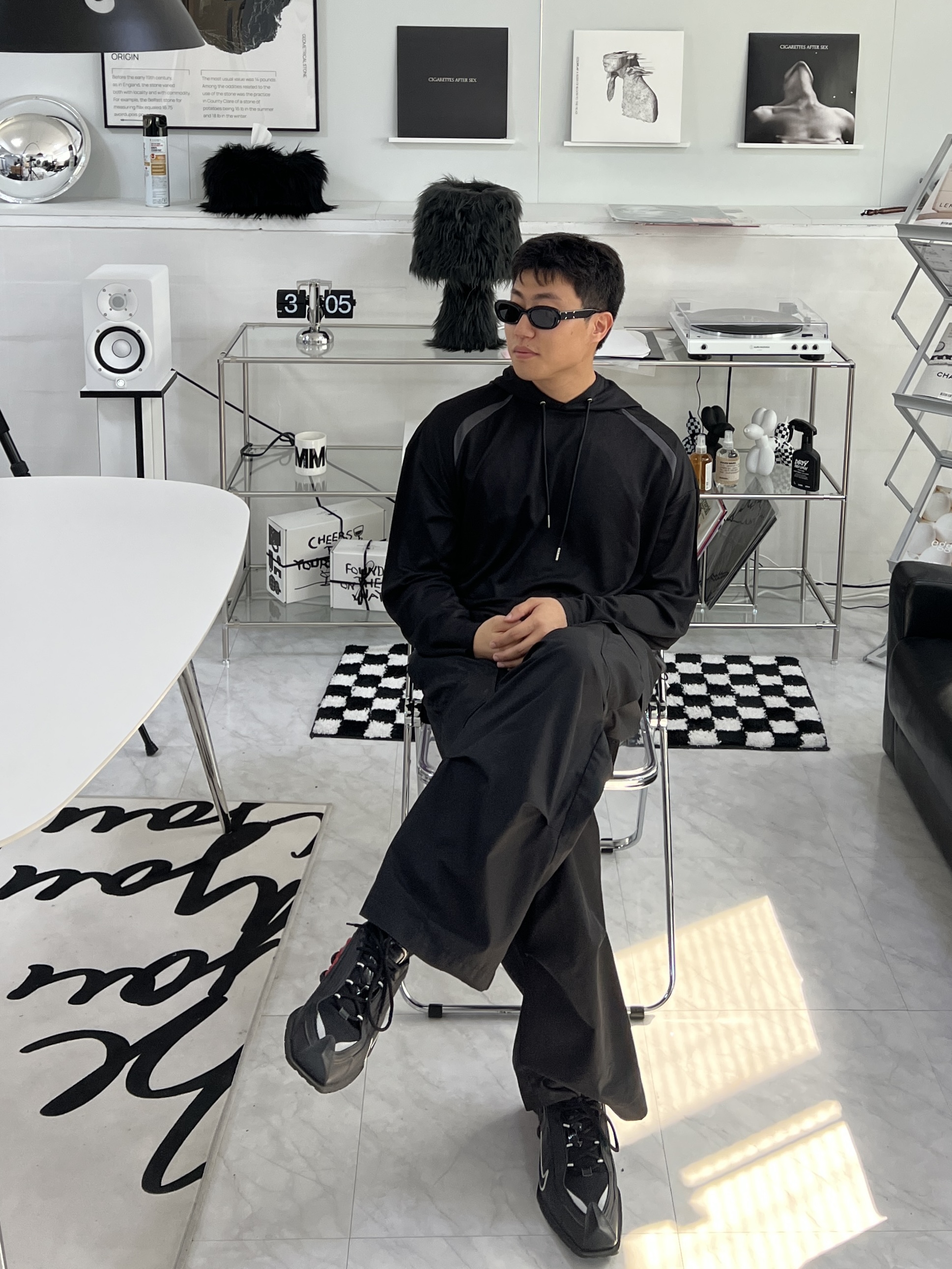 Gentle Monster x Maison Margiela MM004 Black Black, Nike x Martine Rose Shox MR4 Black 착용 스타일 - 3