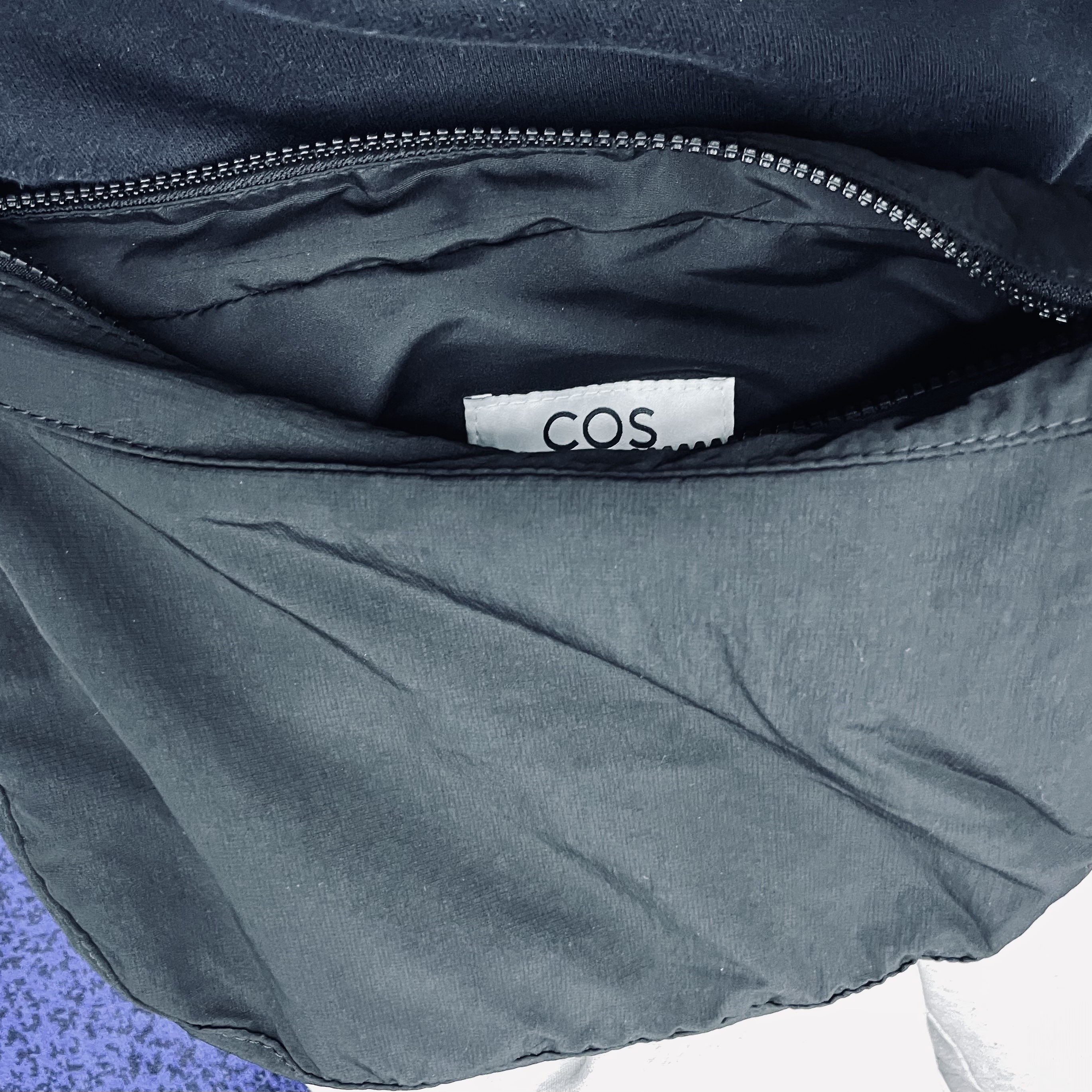 COS Nylon Crossbody Saddle Bag Black 착용 스타일 - 3