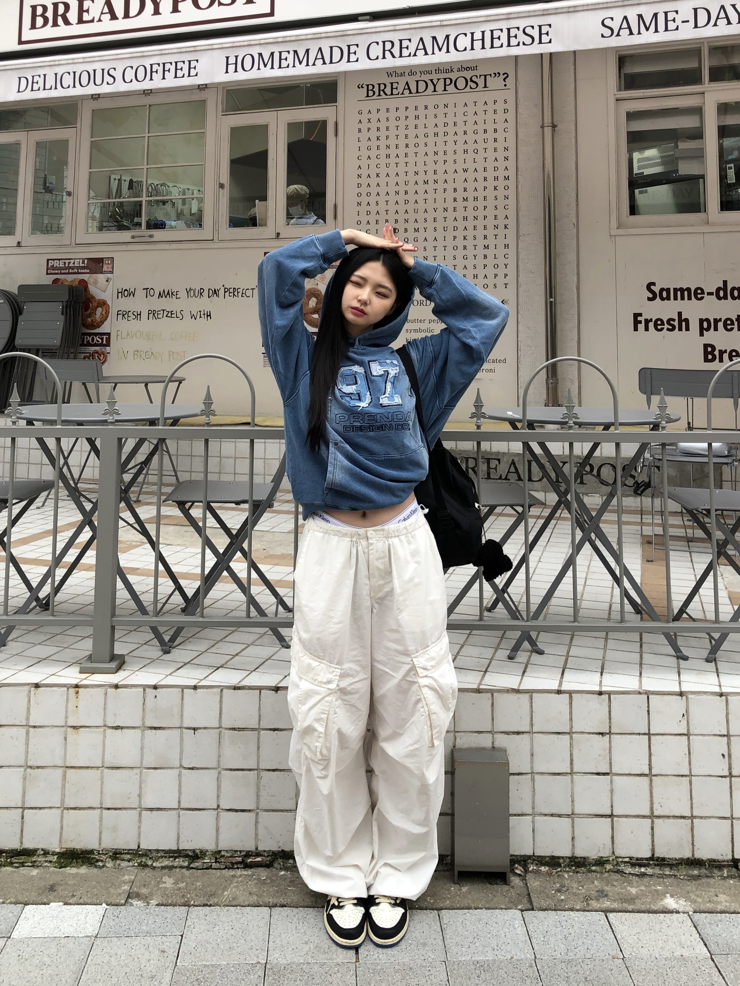 Jordan 1 x Travis Scott x Fragment Retro Low OG SP Military Blue, Jansport Half Pint Mini Backpack Black 착용 스타일 - 2