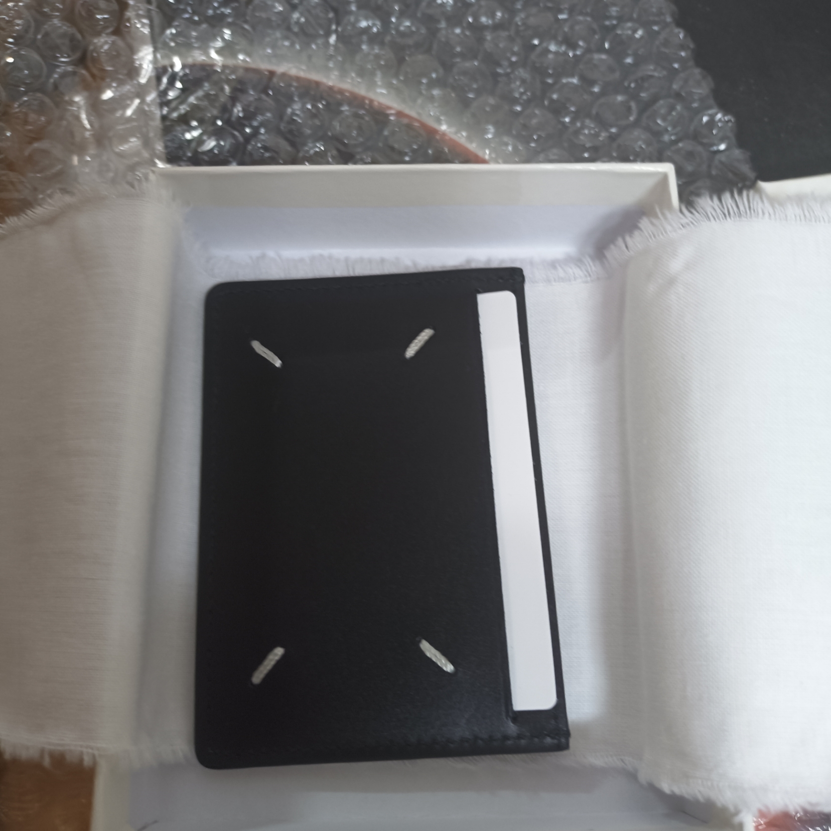 Maison Margiela Four Stitch Card Holder Black 착용 스타일 - 2