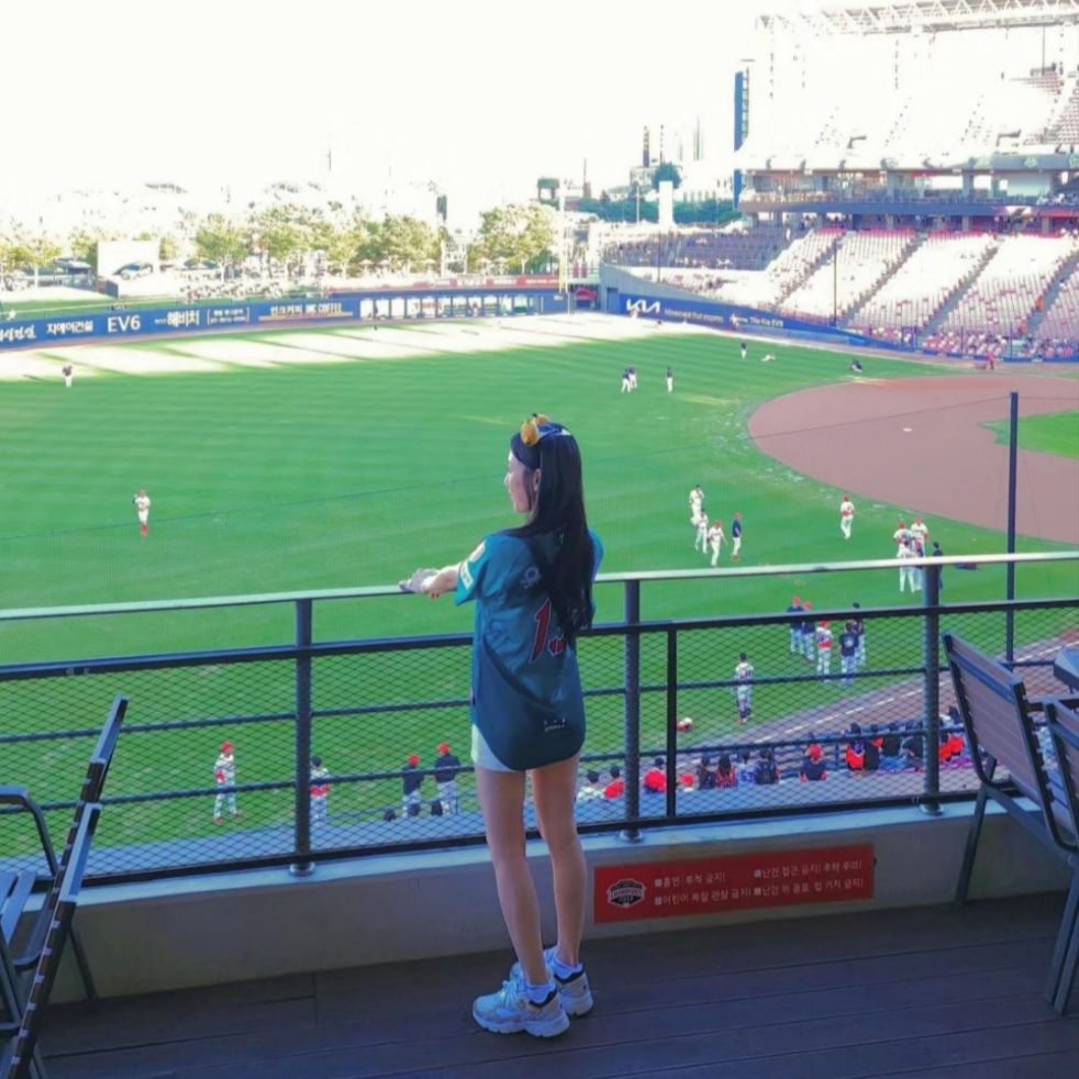 Kia Tigers x IAB Studio Authentic Ramsar Uniform Turquoise (Non Marking Ver.), (W) Klattermusen Vanadis 3.0 Light Windstretch Short Pants Clay 착용 스타일