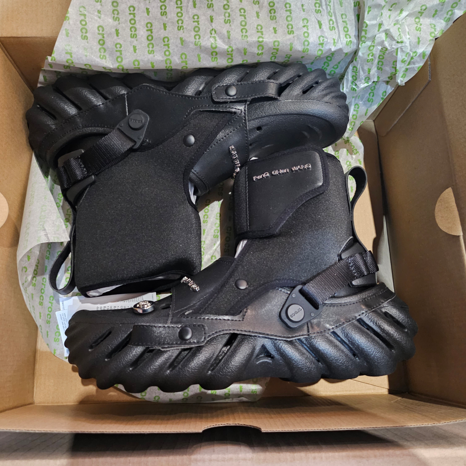 Crocs x Feng Chen Wang Echo Clog Black 착용 스타일 - 1