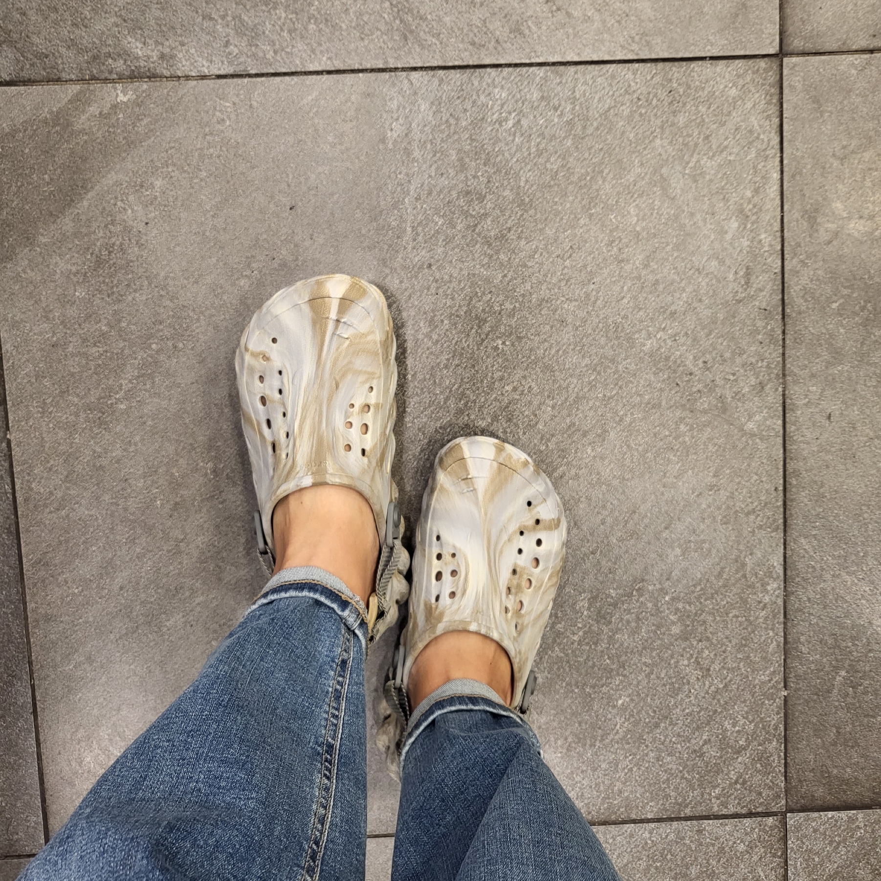 Crocs Echo Marbled Clog Bone Multi 착용 스타일