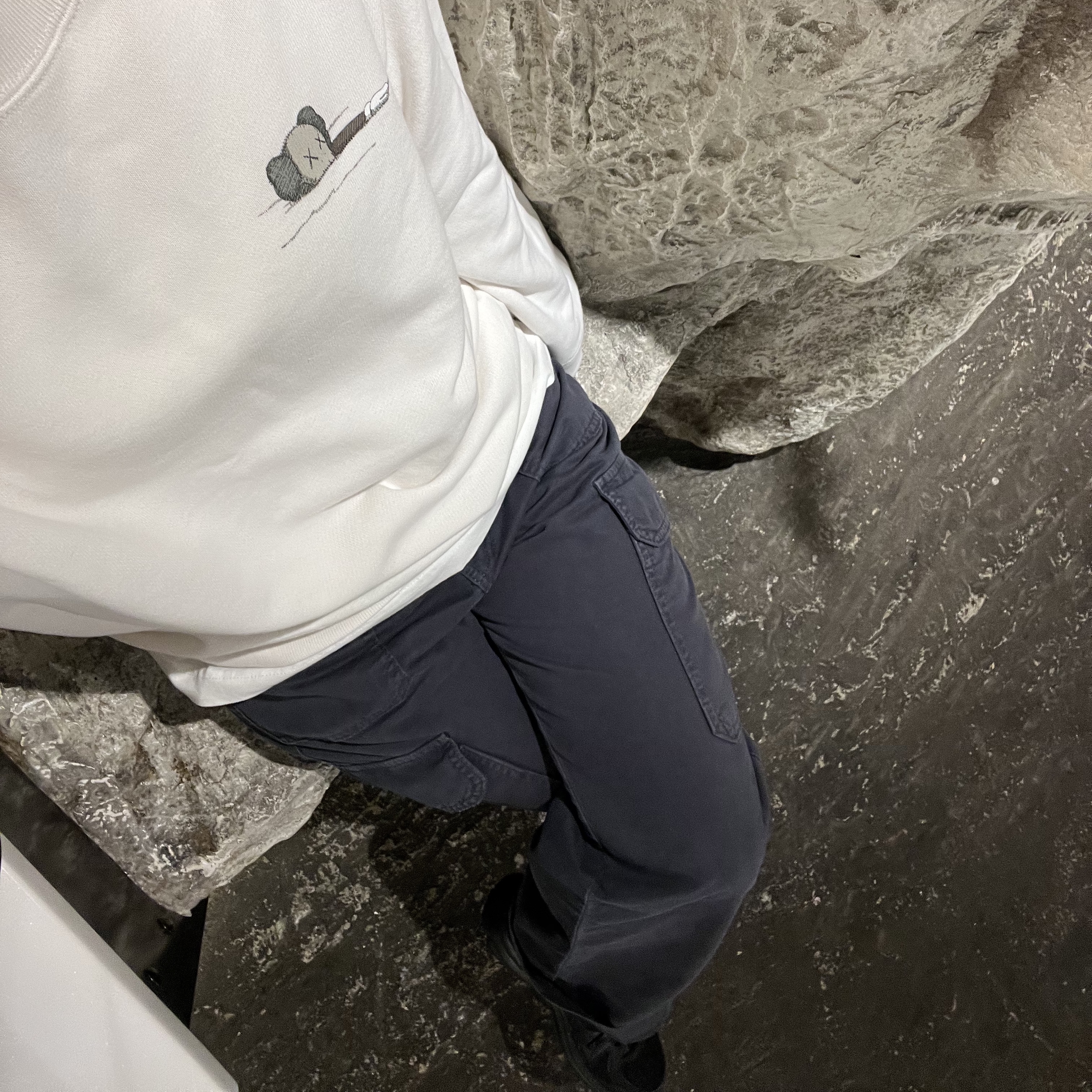 Uniqlo UT x Kaws Long Sleeve Sweatshirt Off White, Uniqlo UT x Kaws Short Sleeve Graphic T-Shirt White 착용 스타일