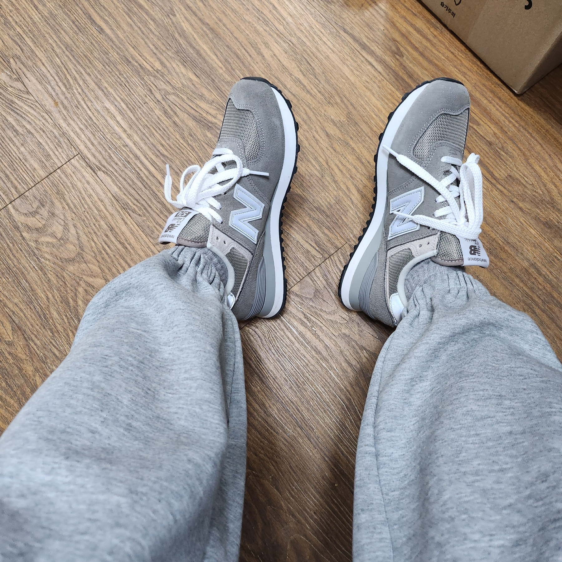 New Balance 574 Grey - 2E Wide 착용 스타일