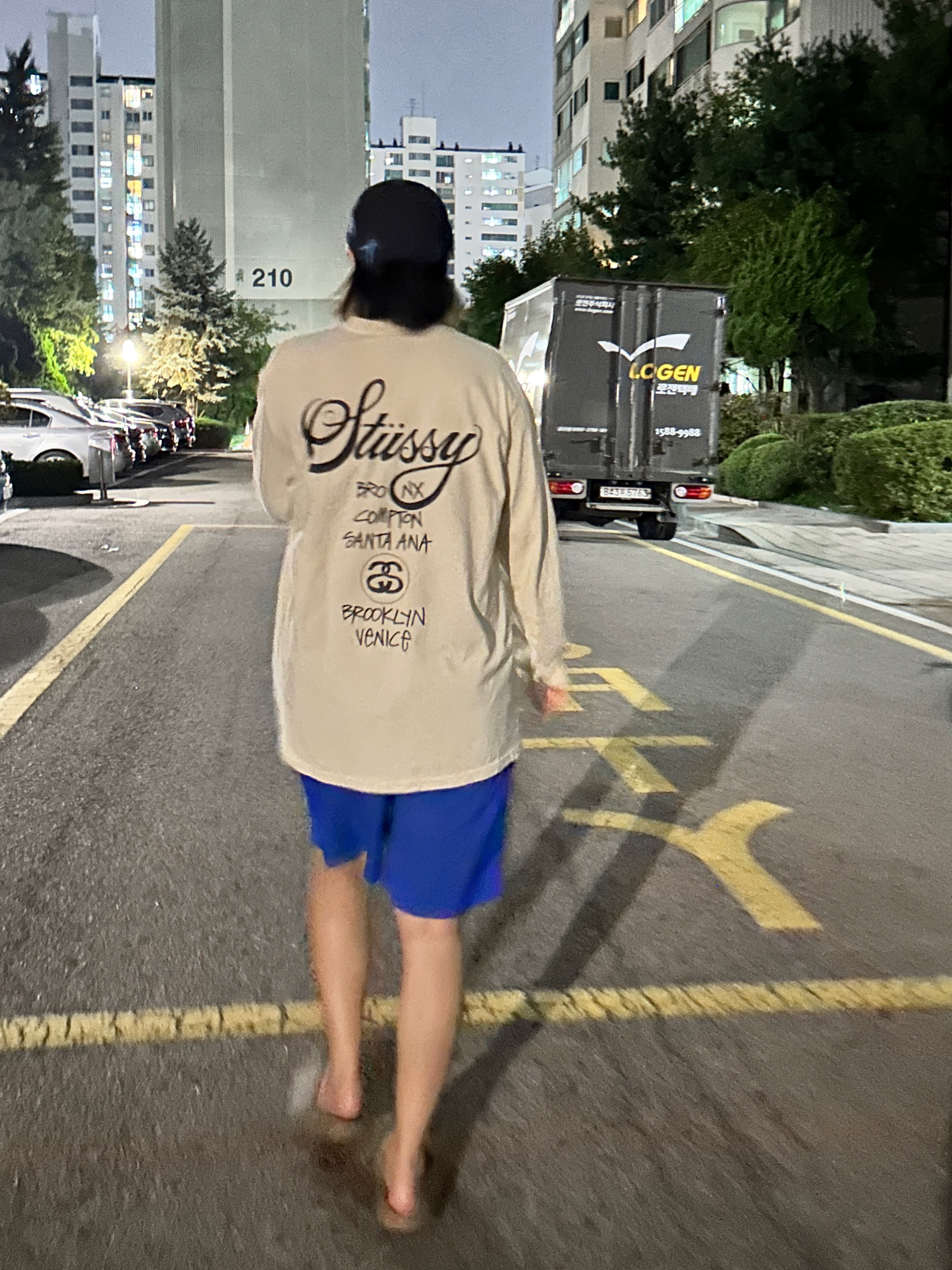 Nike x Off-White NRG Hat Black, Stussy World Tour LS T-Shirt Putty 착용 스타일