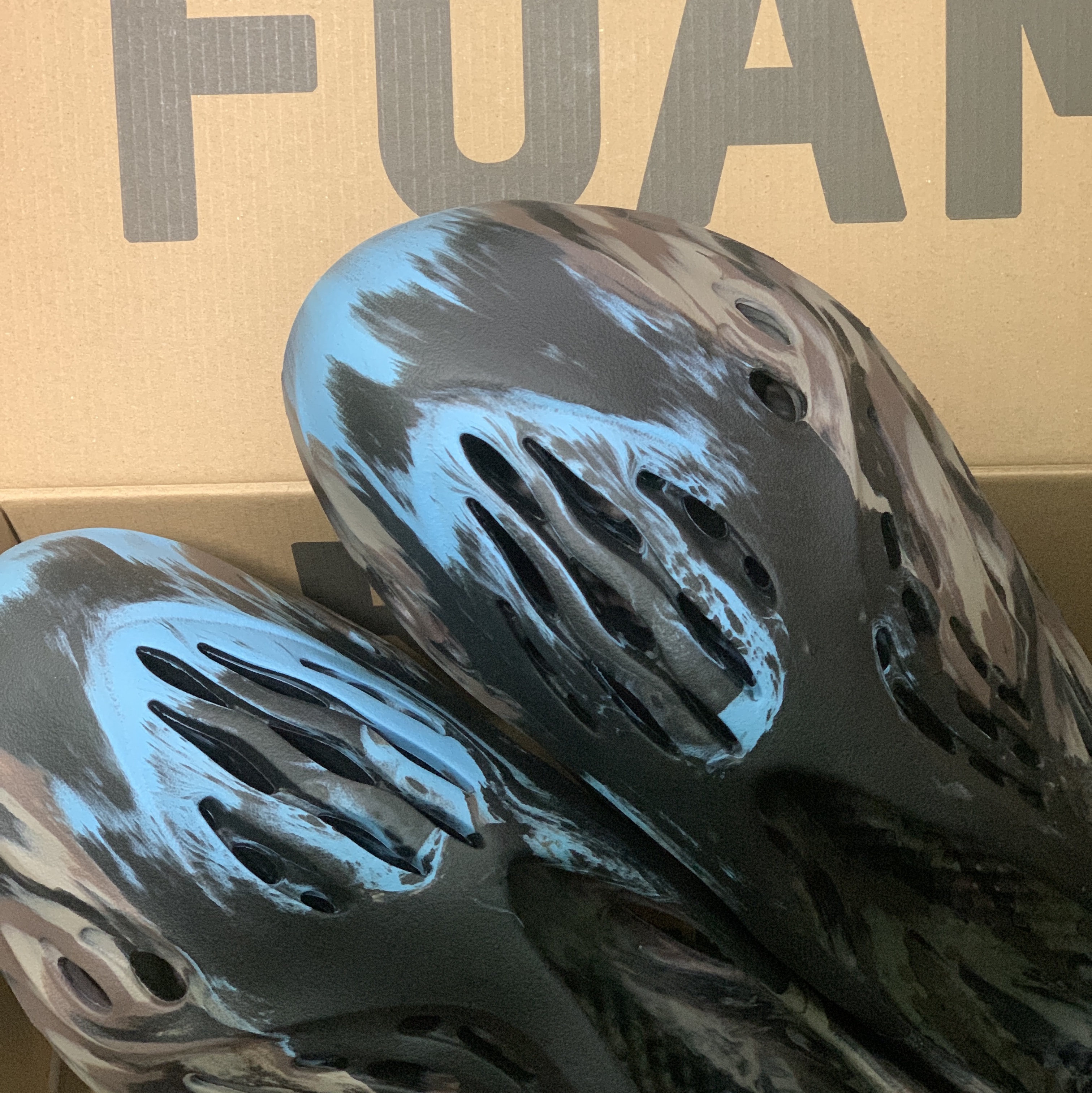 Adidas Yeezy Foam RNNR MX Cinder 착용 스타일