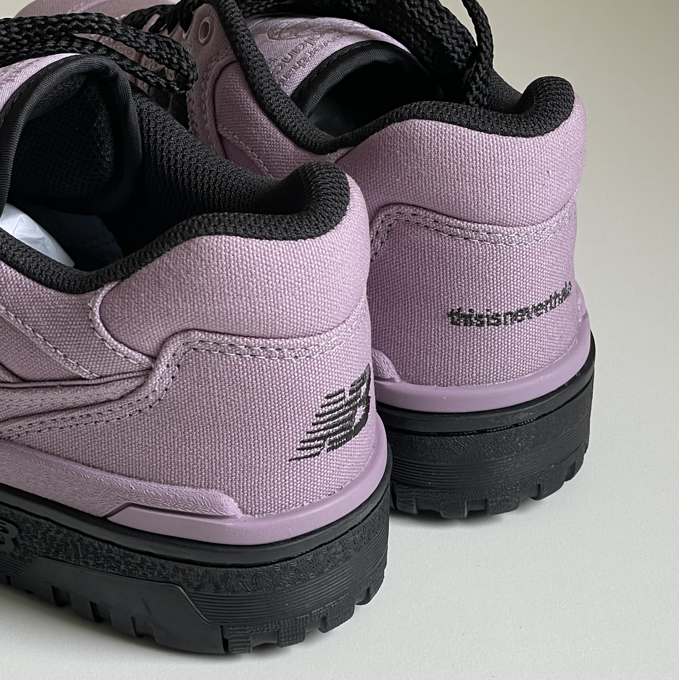 New Balance x Thisisneverthat 550 Lavender Black 착용 스타일 - 3