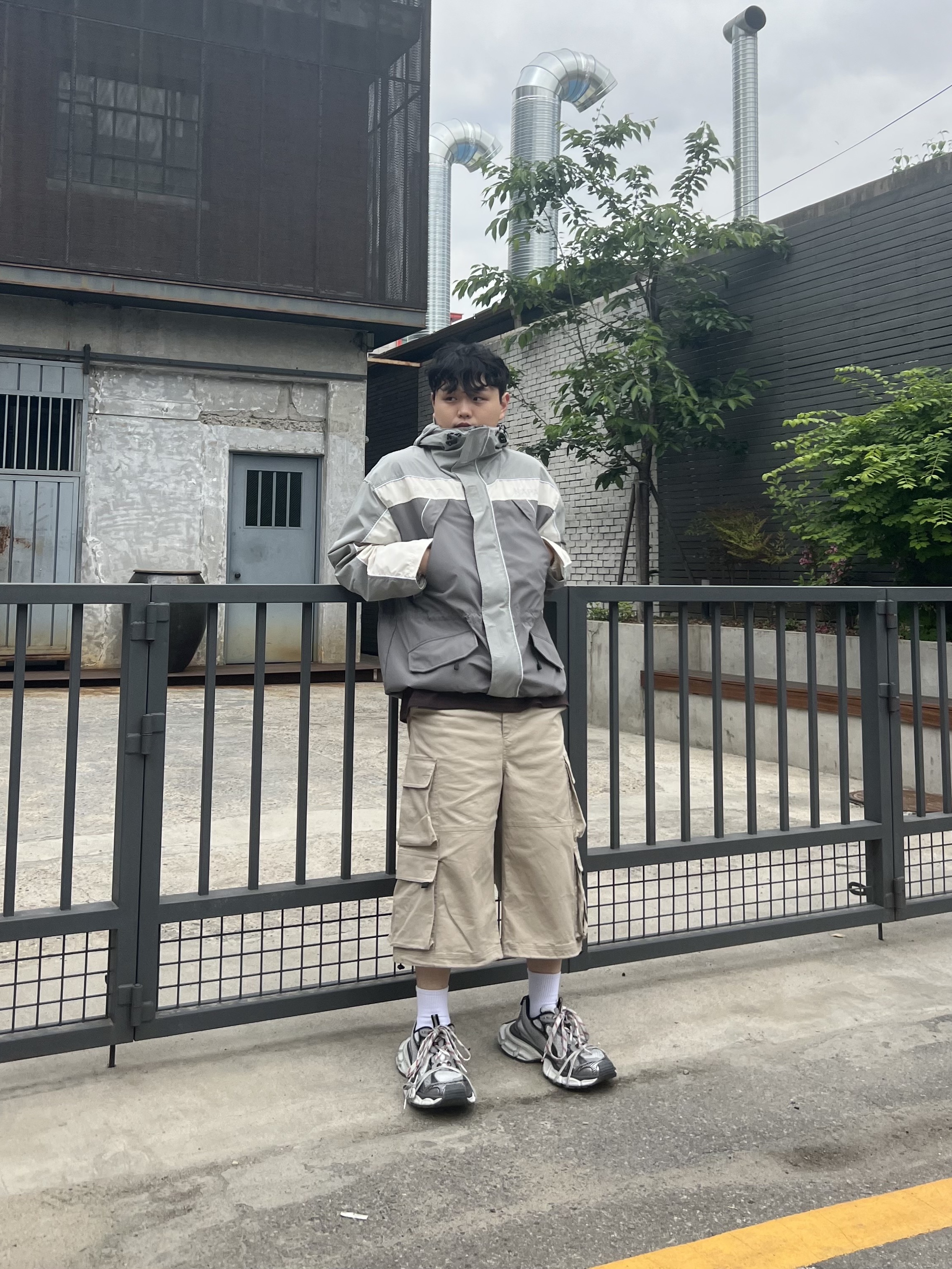 Balenciaga 3XL Sneakers Grey White Red 착용 스타일