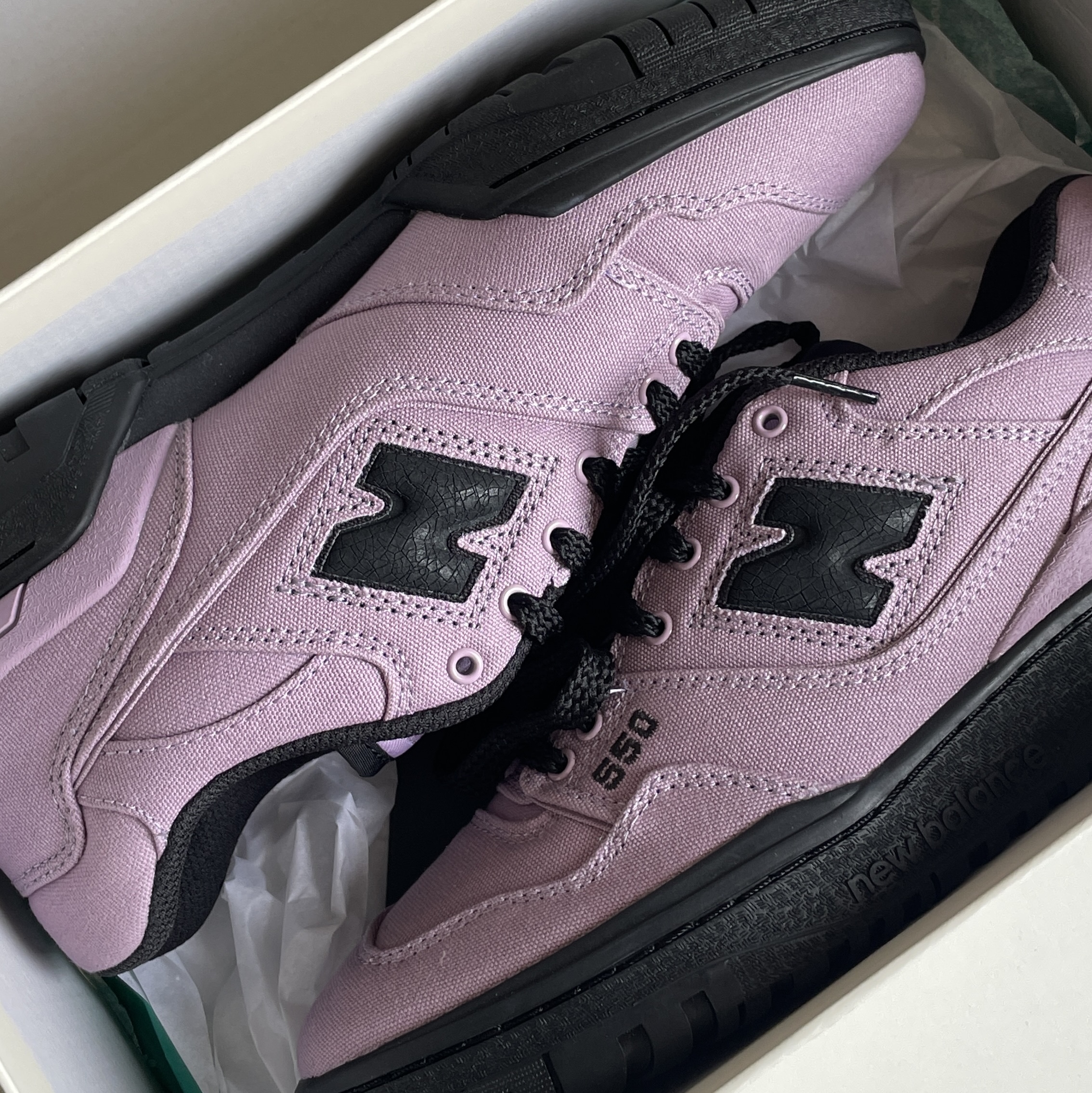 New Balance x Thisisneverthat 550 Lavender Black 착용 스타일 - 2