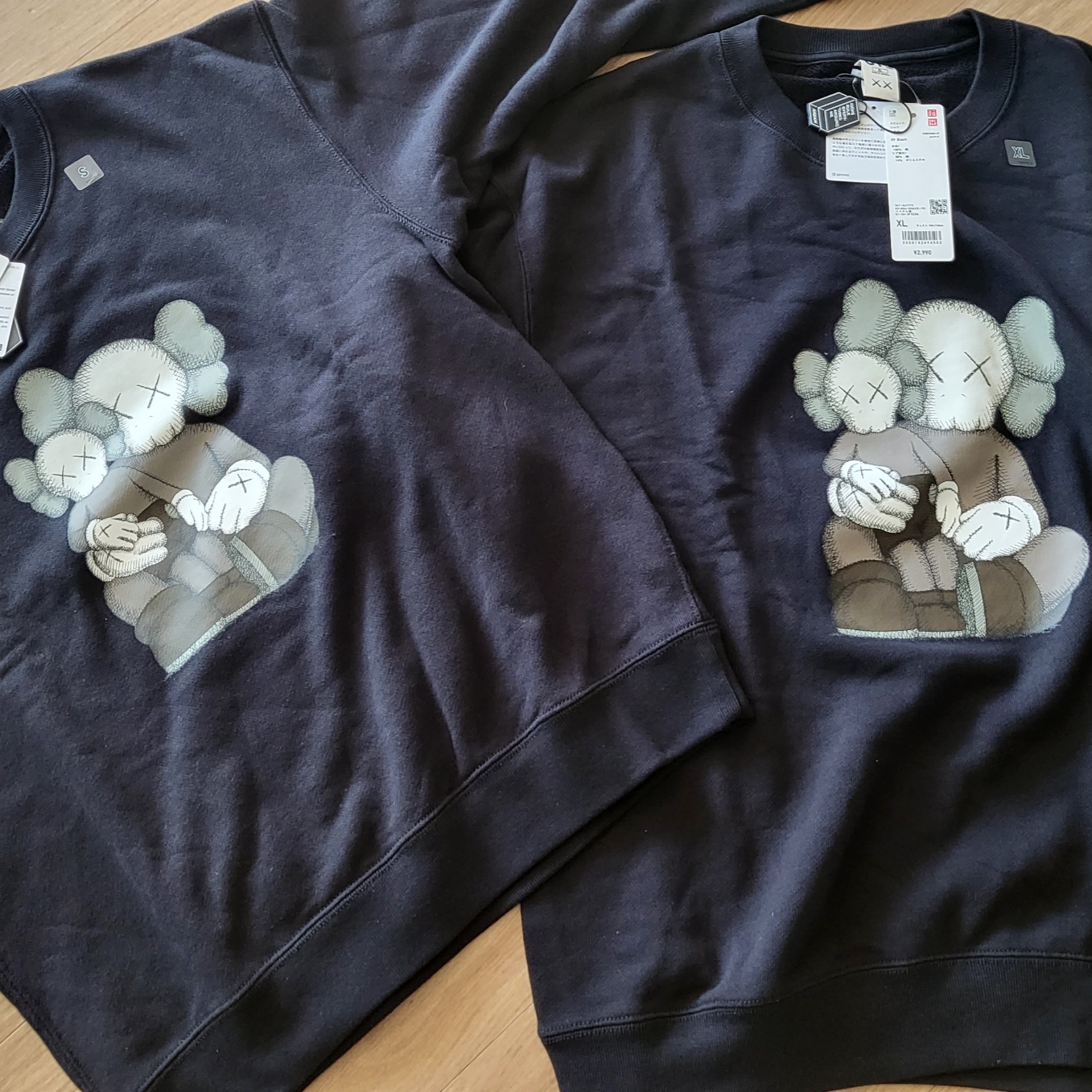 Uniqlo UT x Kaws Long Sleeve Sweatshirt Black 착용 스타일