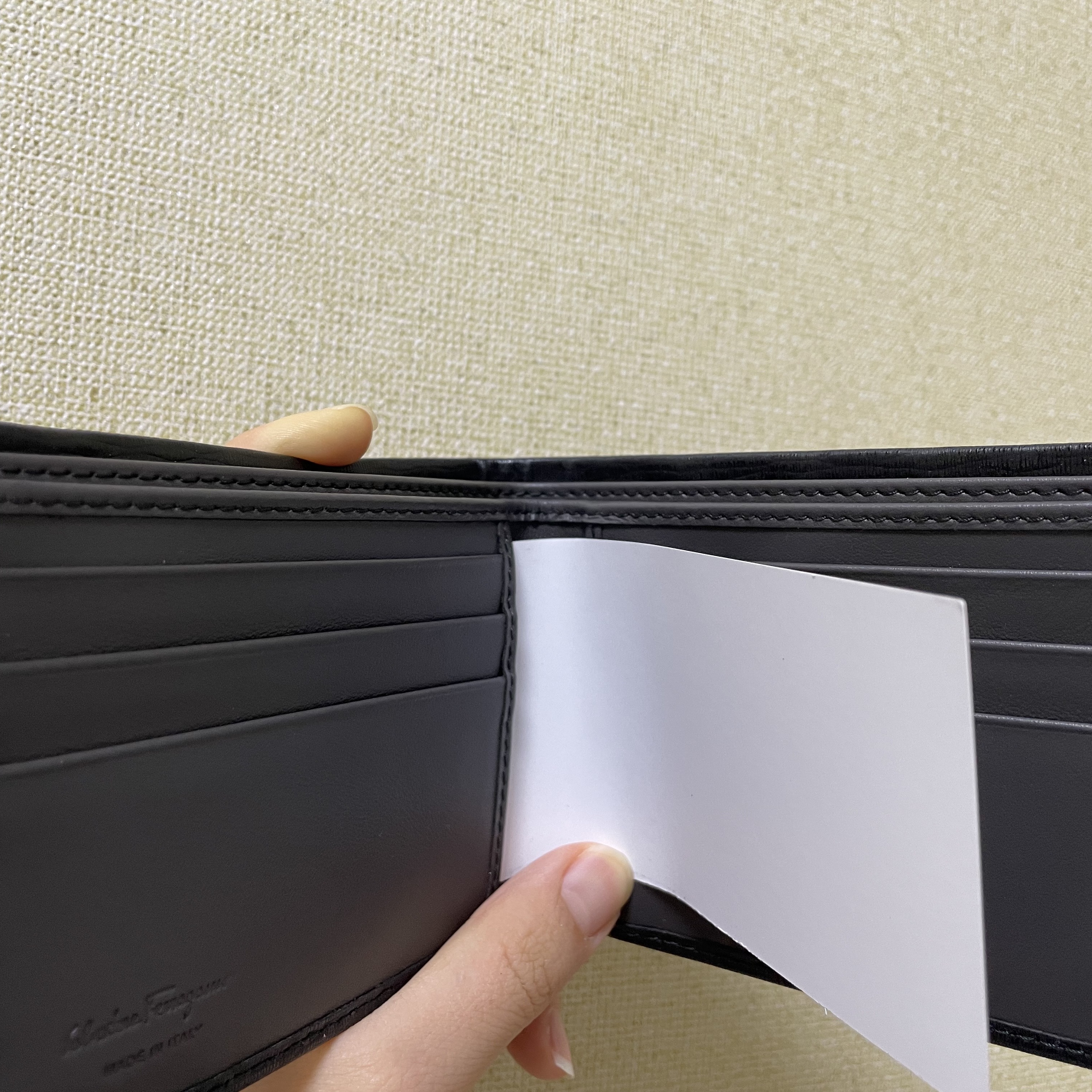 Ferragamo Gancini Wallet Black Rain 착용 스타일 - 4
