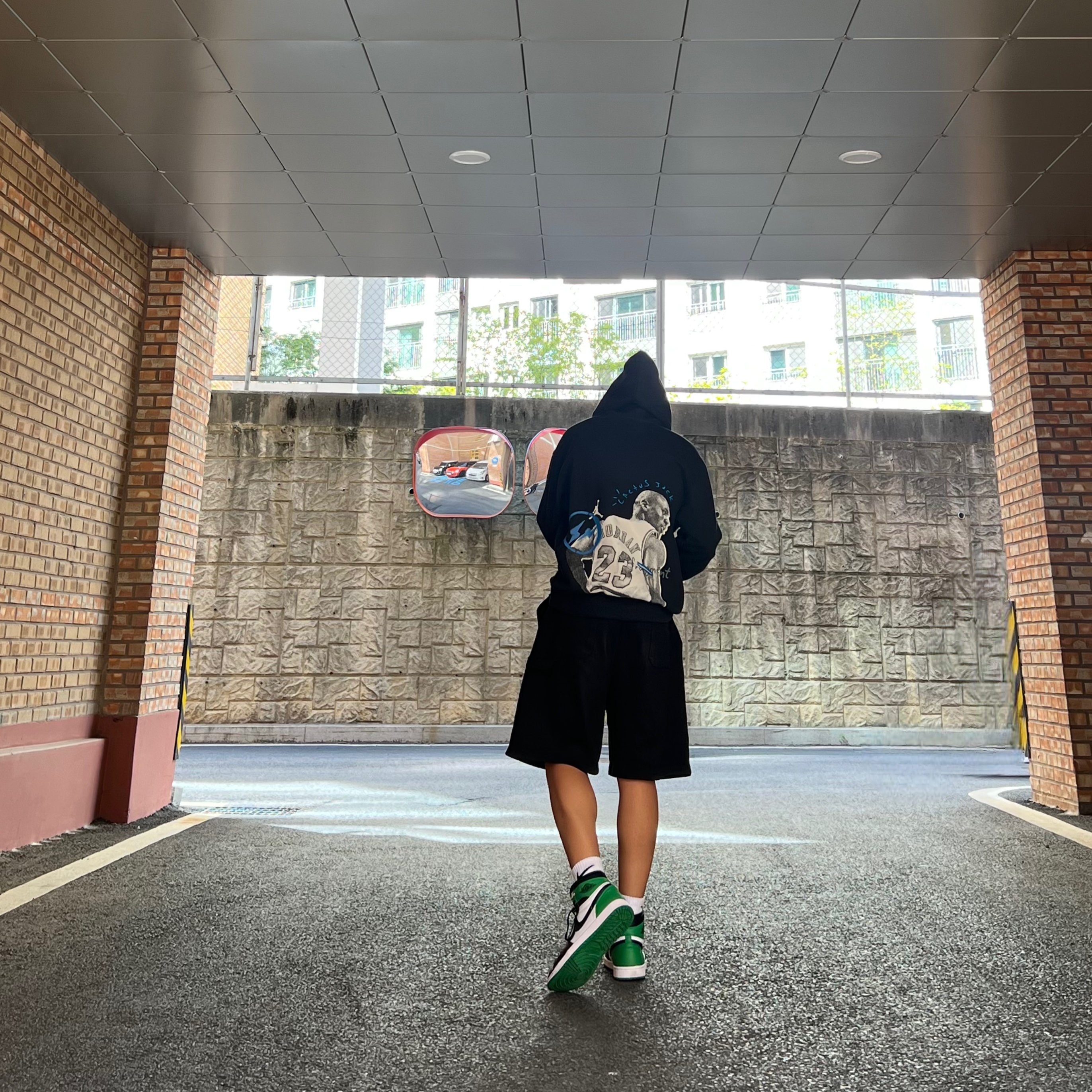 Jordan 1 Retro High OG Black and Lucky Green, Jordan x Travis Scott x Fragment Hoodie Black (DJ0615-010) 착용 스타일