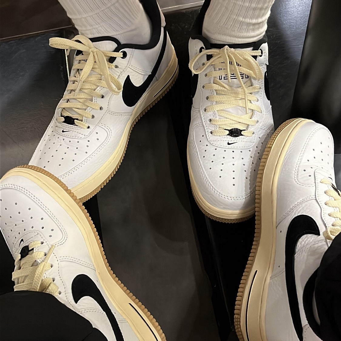 (W) Nike Air Force 1 '07 LX Black and Summit White 착용 스타일