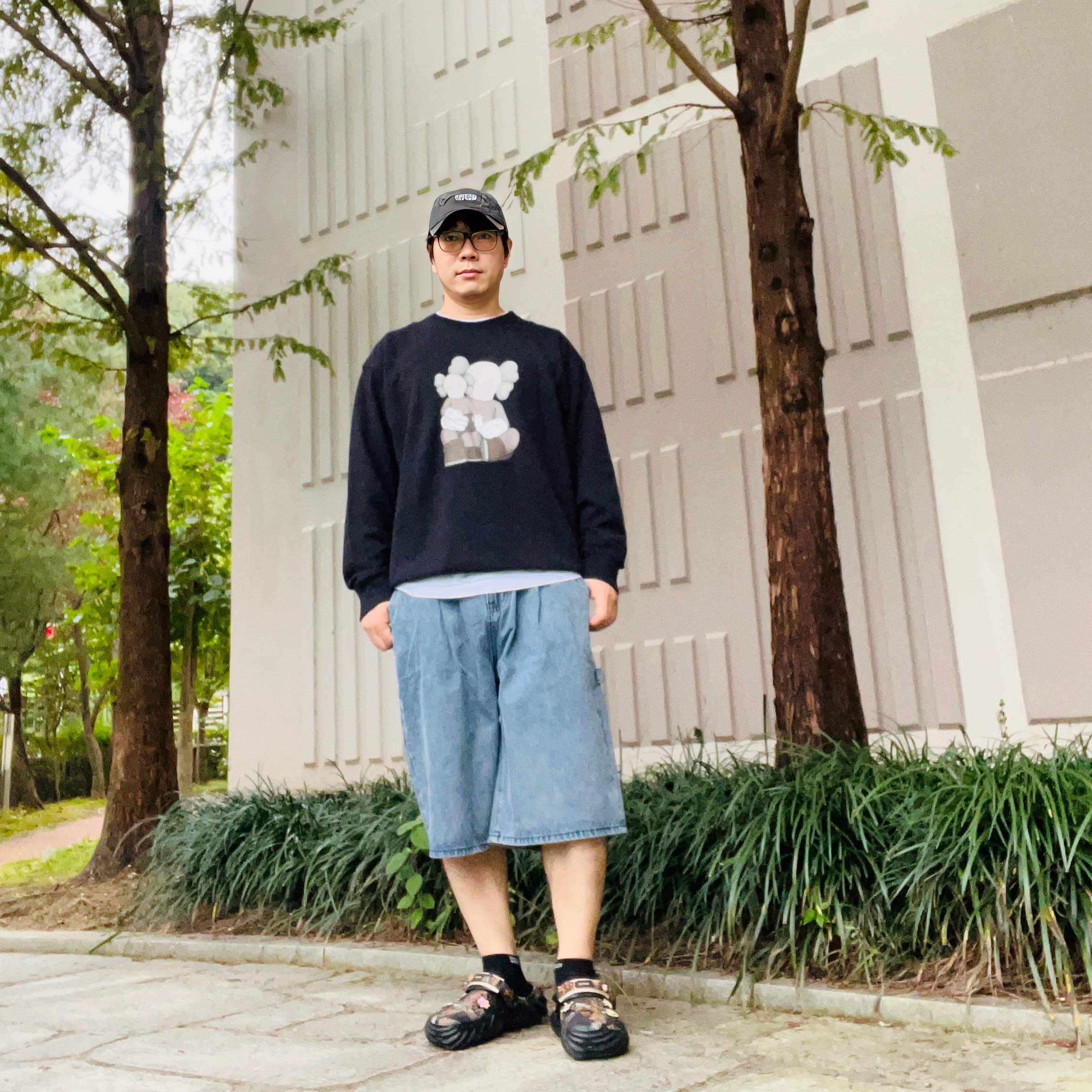 Uniqlo UT x Kaws Long Sleeve Sweatshirt Black, Crocs Echo Clog Real Tree Black 착용 스타일 - 1