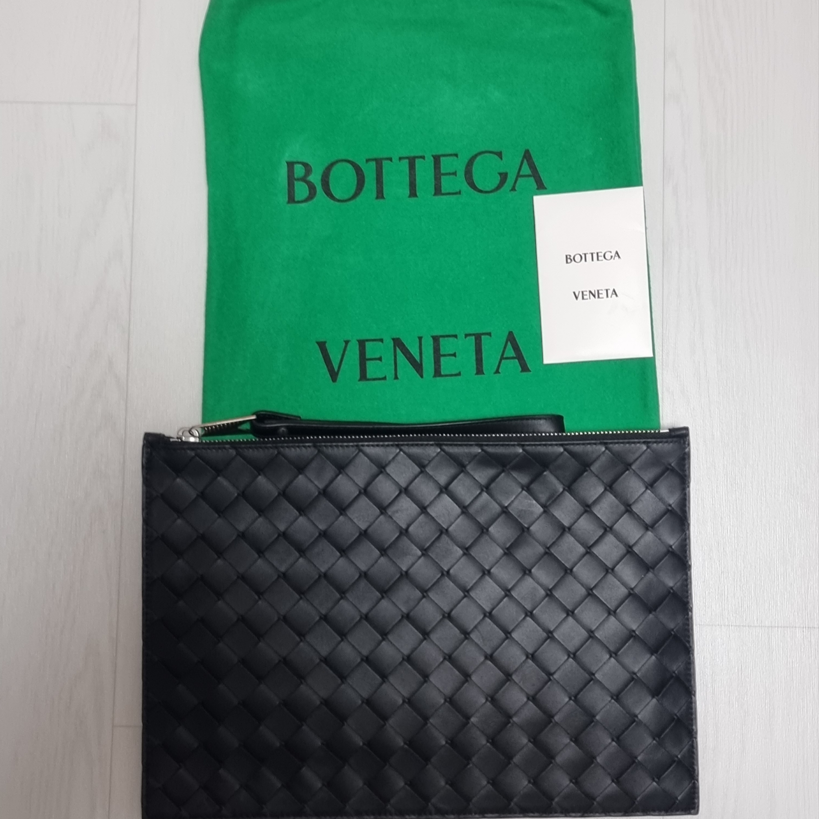 Bottega Veneta Large Pouch Black 착용 스타일