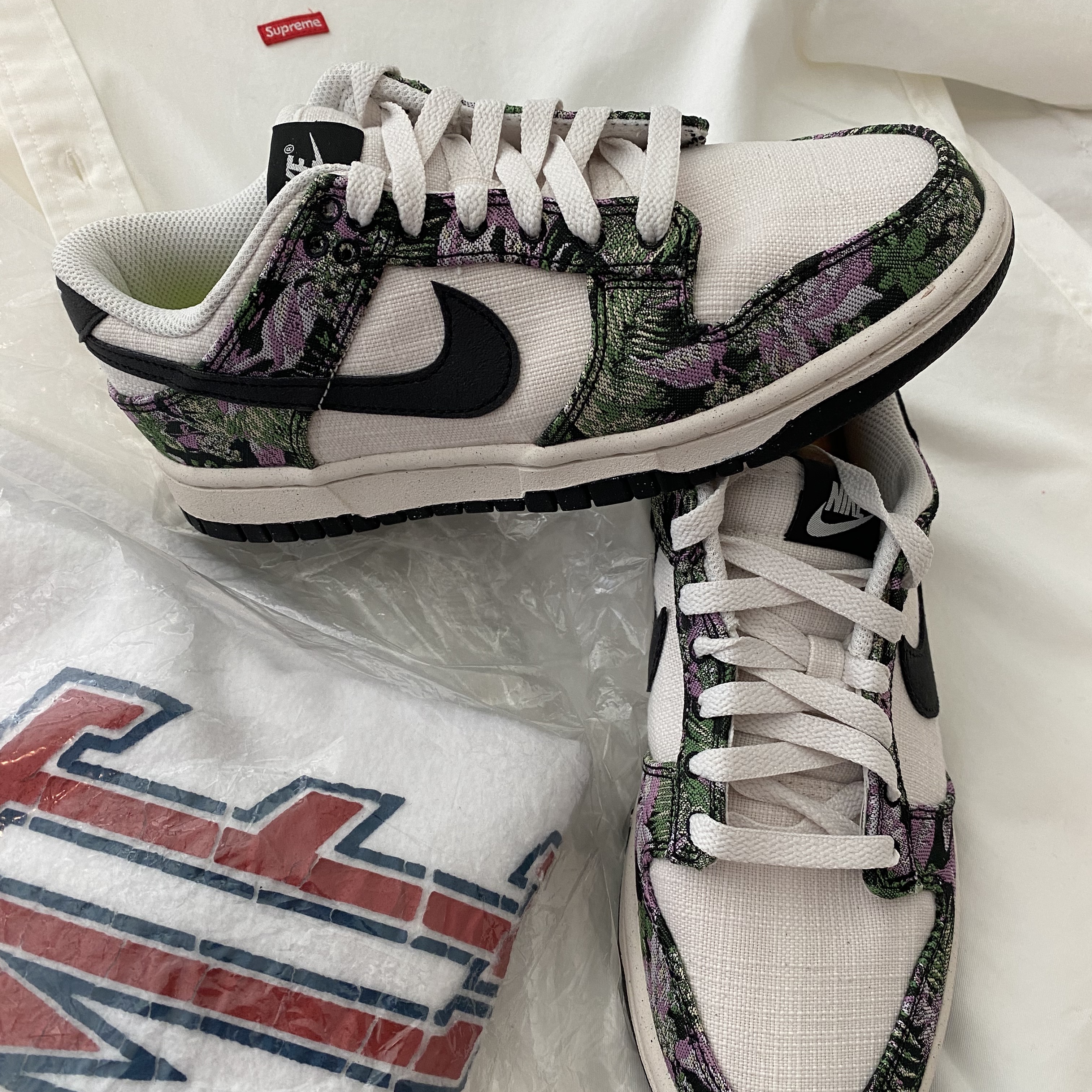 Supreme Inside Out Crewneck Ash Grey - 23FW, Supreme Small Box Shirt White - 23FW 착용 스타일 - 3