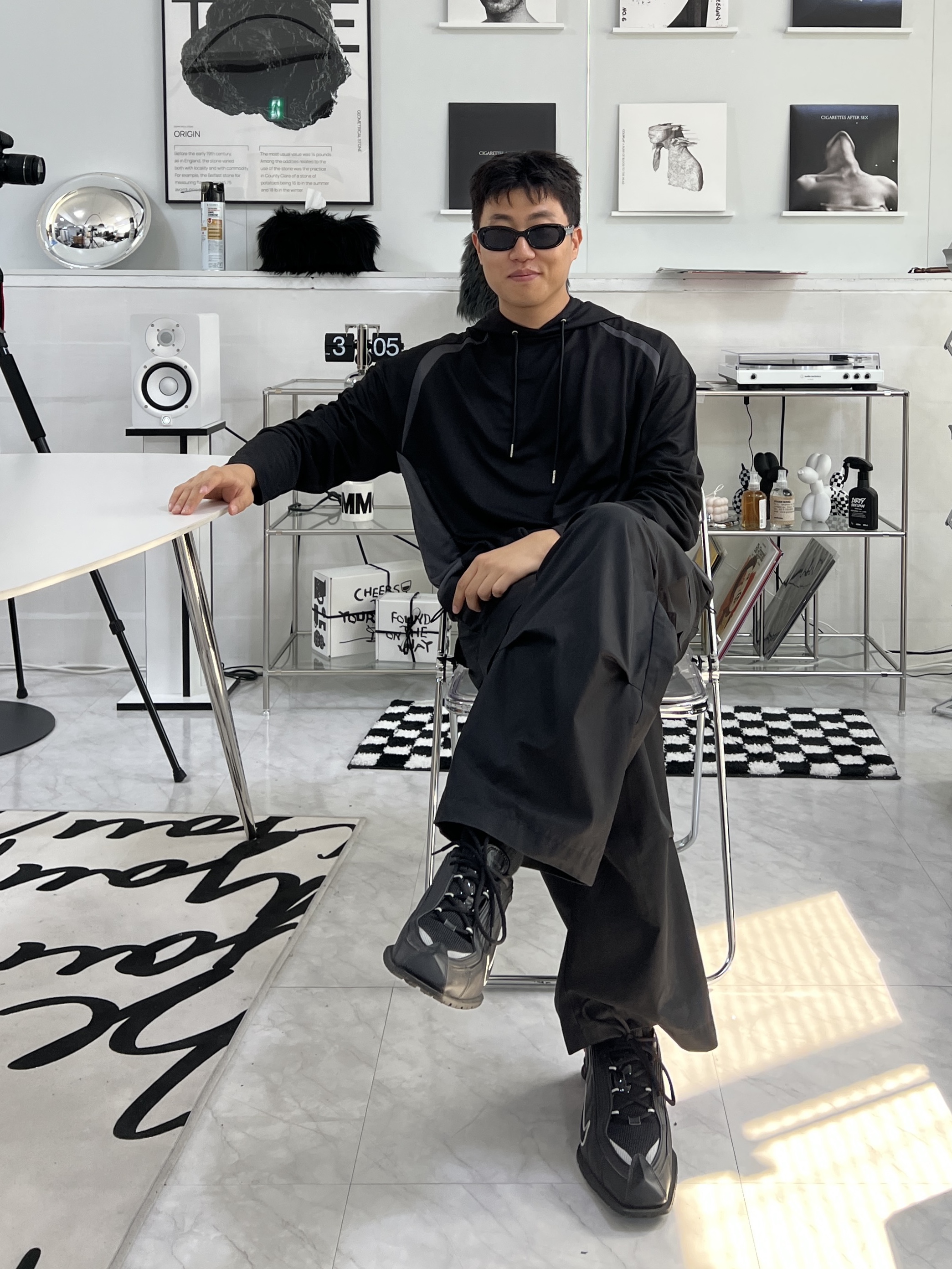 Gentle Monster x Maison Margiela MM004 Black Black, Nike x Martine Rose Shox MR4 Black 착용 스타일 - 1