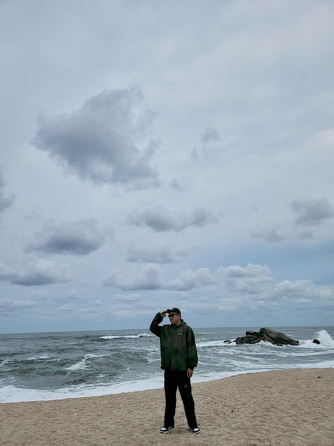 Stussy Wave Dye Beach Shell Jacket Black, Nike x Stussy NRG FL Storm-Fit Pants Black (DO7170-010) 착용 스타일 - 3