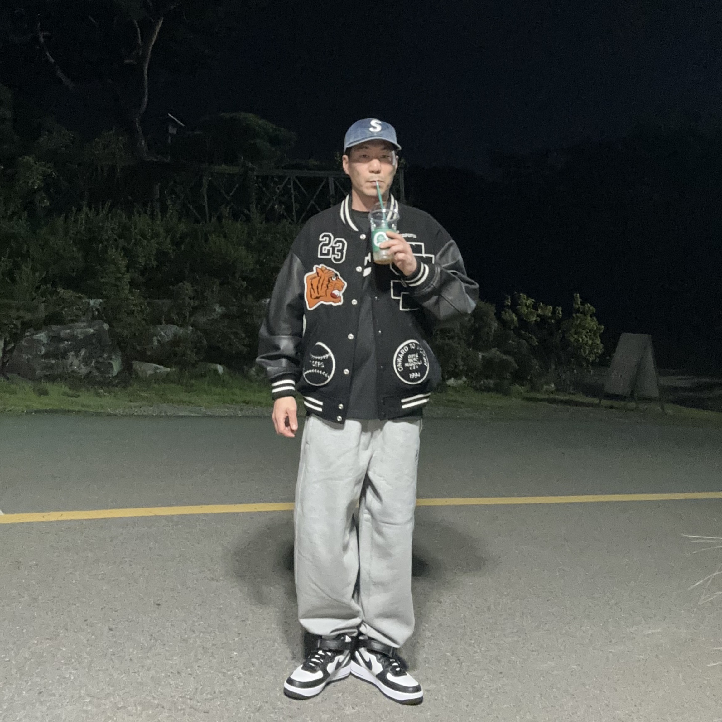 Supreme Pigment Print S Logo 6-Panel Indigo - 22FW, Supreme Tiger Varsity Jacket Black - 23FW 착용 스타일 - 2