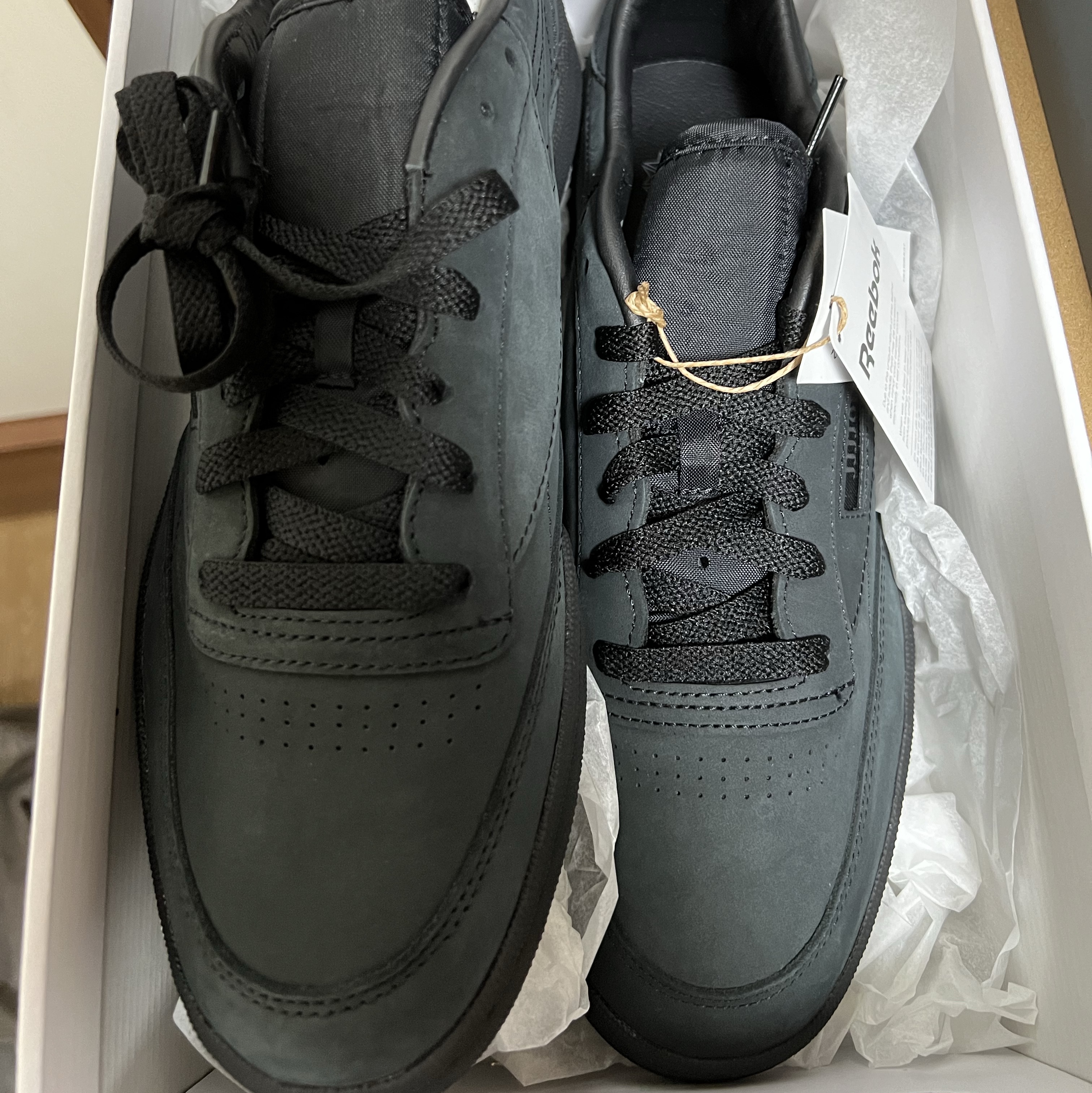 Reebok x JJJJound Club C 85 Triple Black 착용 스타일 - 1