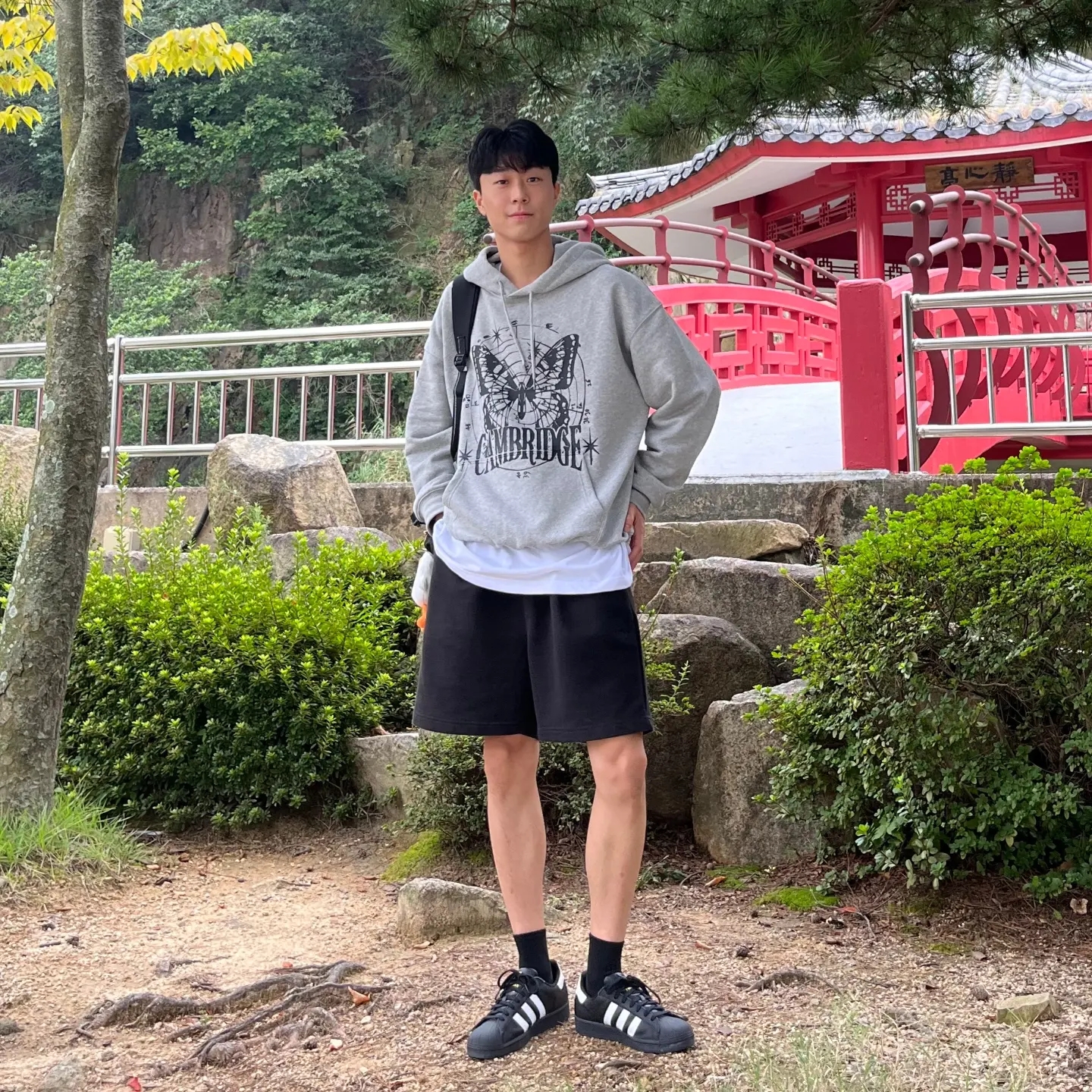 Adidas Superstar Core Black White 착용 스타일 - 1
