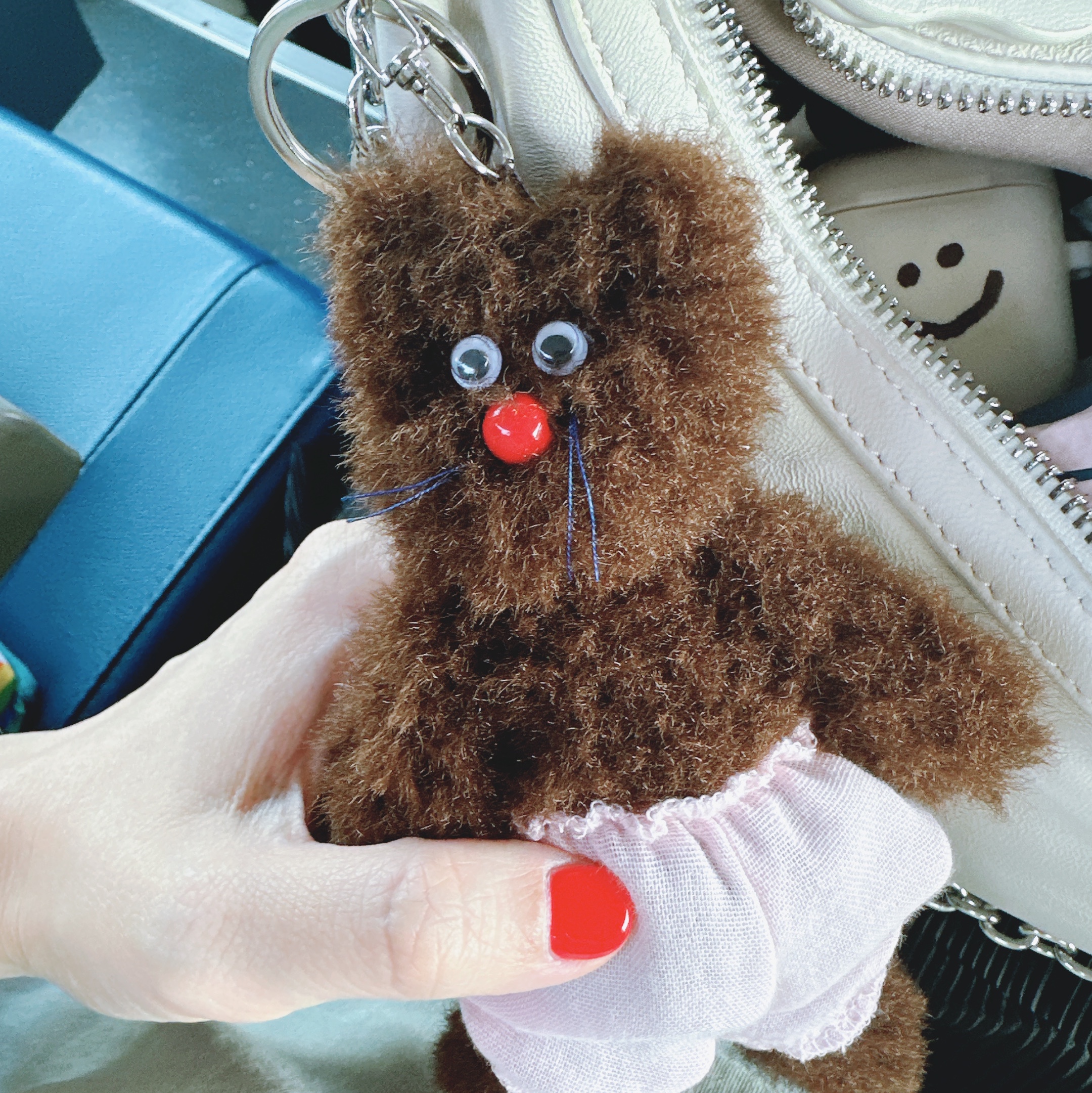 Monamhee Bred Keyring with Pink Pants Brown 착용 스타일