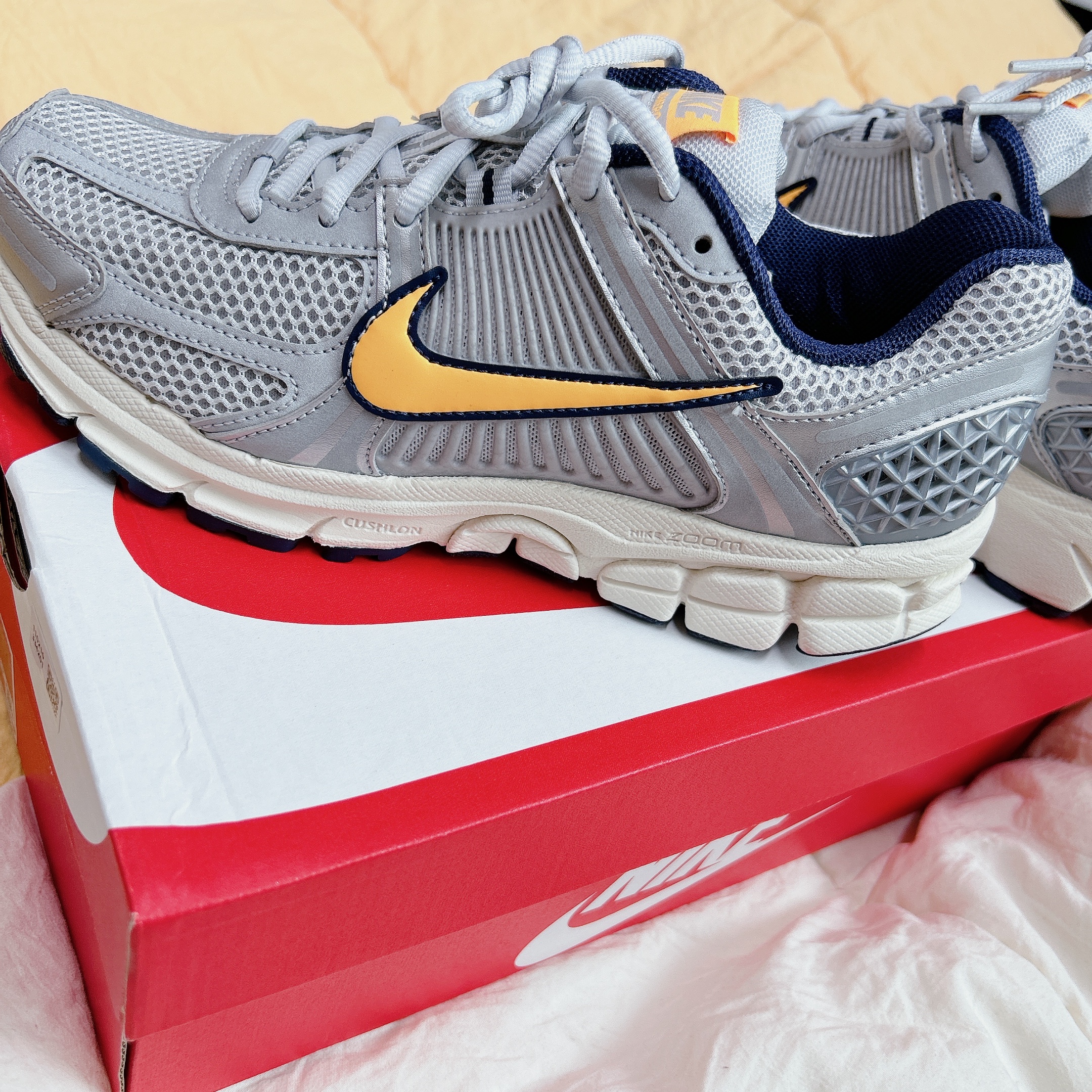 Nike Zoom Vomero 5 Pure Platinum and Laser Orange 착용 스타일
