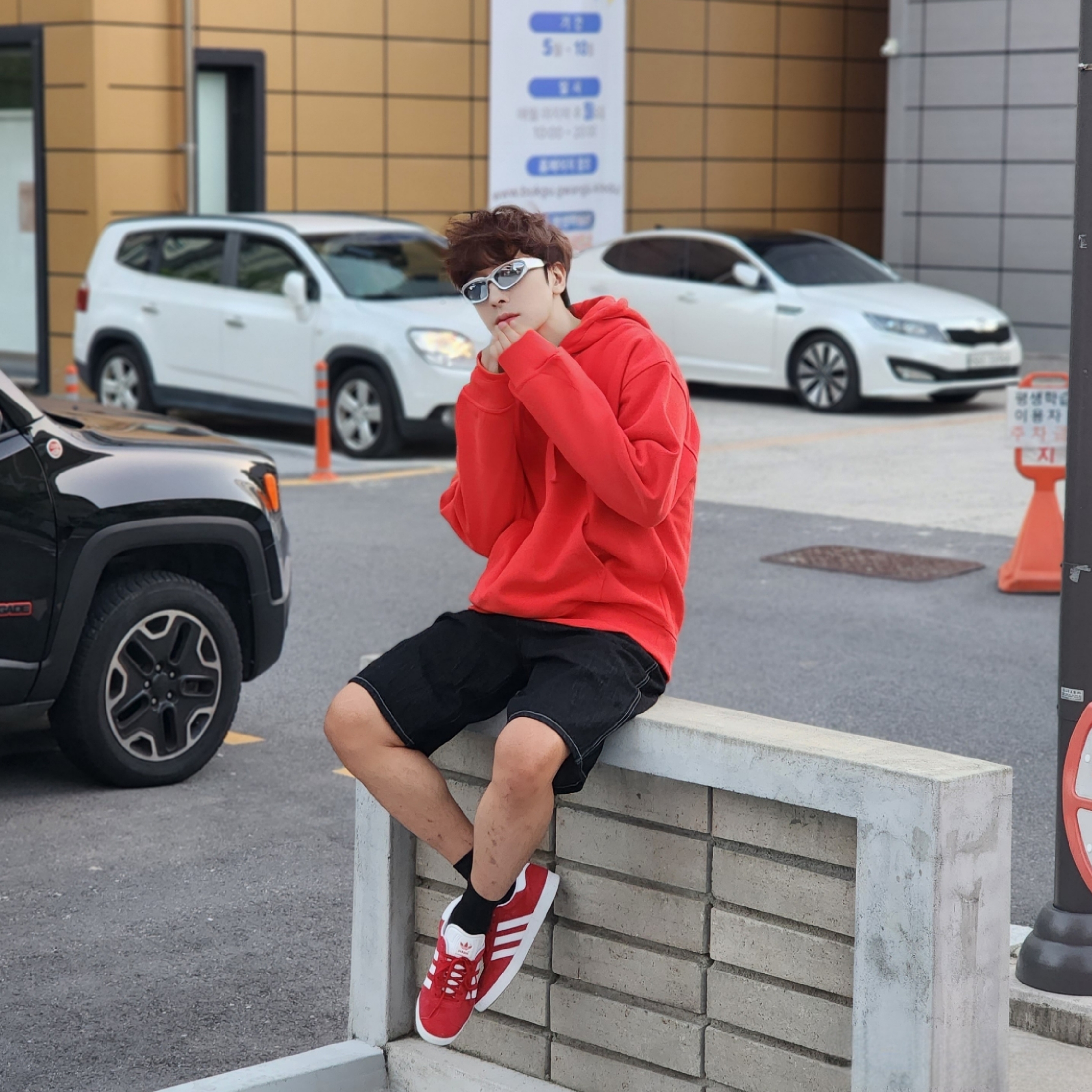 Stussy Beach Roots Hoodie Red, Adidas Gazelle Power Red 착용 스타일 - 1