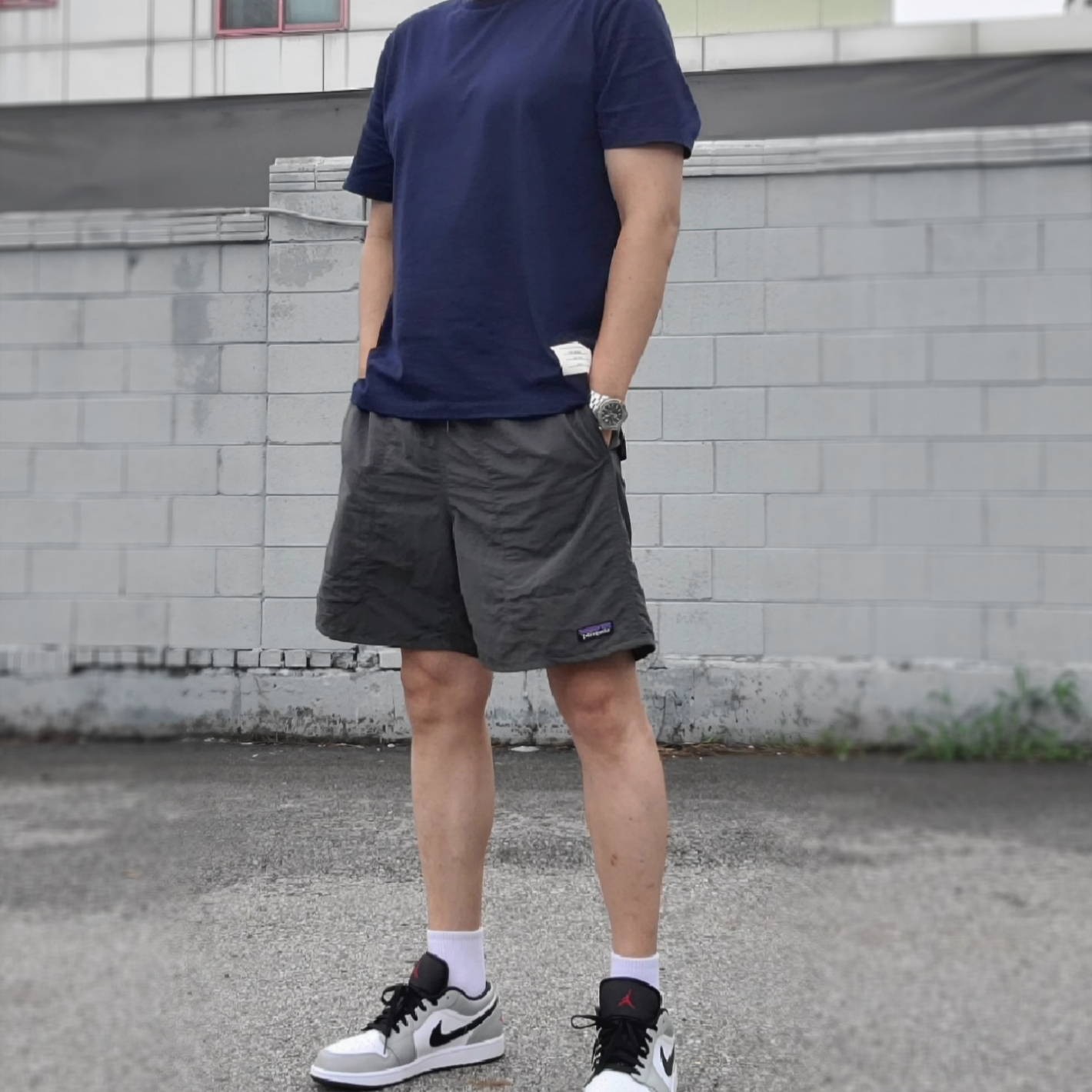 Thom Browne Medium Weight Jersey Side Slit Relaxed Fit T-Shirt Navy, Patagonia Baggies Shorts 5 Inch Plume Grey 착용 스타일