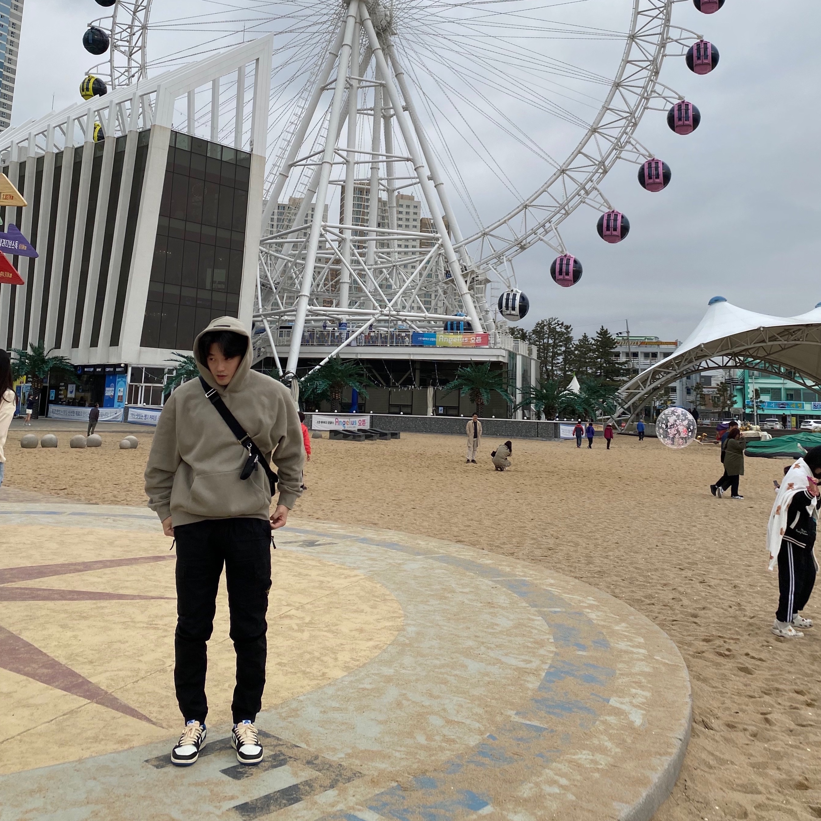Jordan 1 x Travis Scott x Fragment Retro Low OG SP Military Blue, Essentials Pull-Over Hoodie Taupe - 21SS 착용 스타일