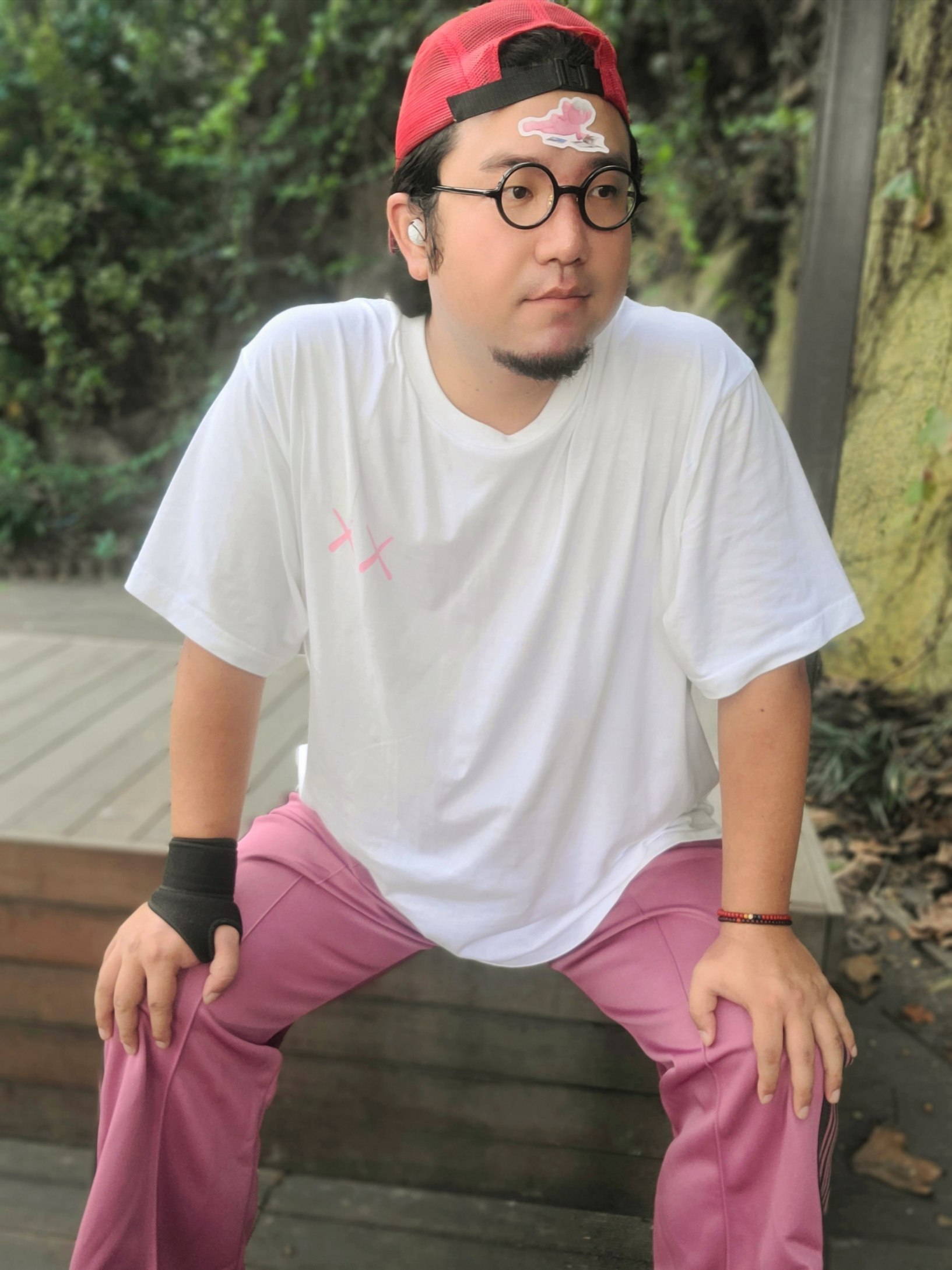 Uniqlo UT x Kaws Short Sleeve Graphic T-Shirt White, Needles Straight Track Pants Poly Smooth Smoke Pink 착용 스타일 - 3