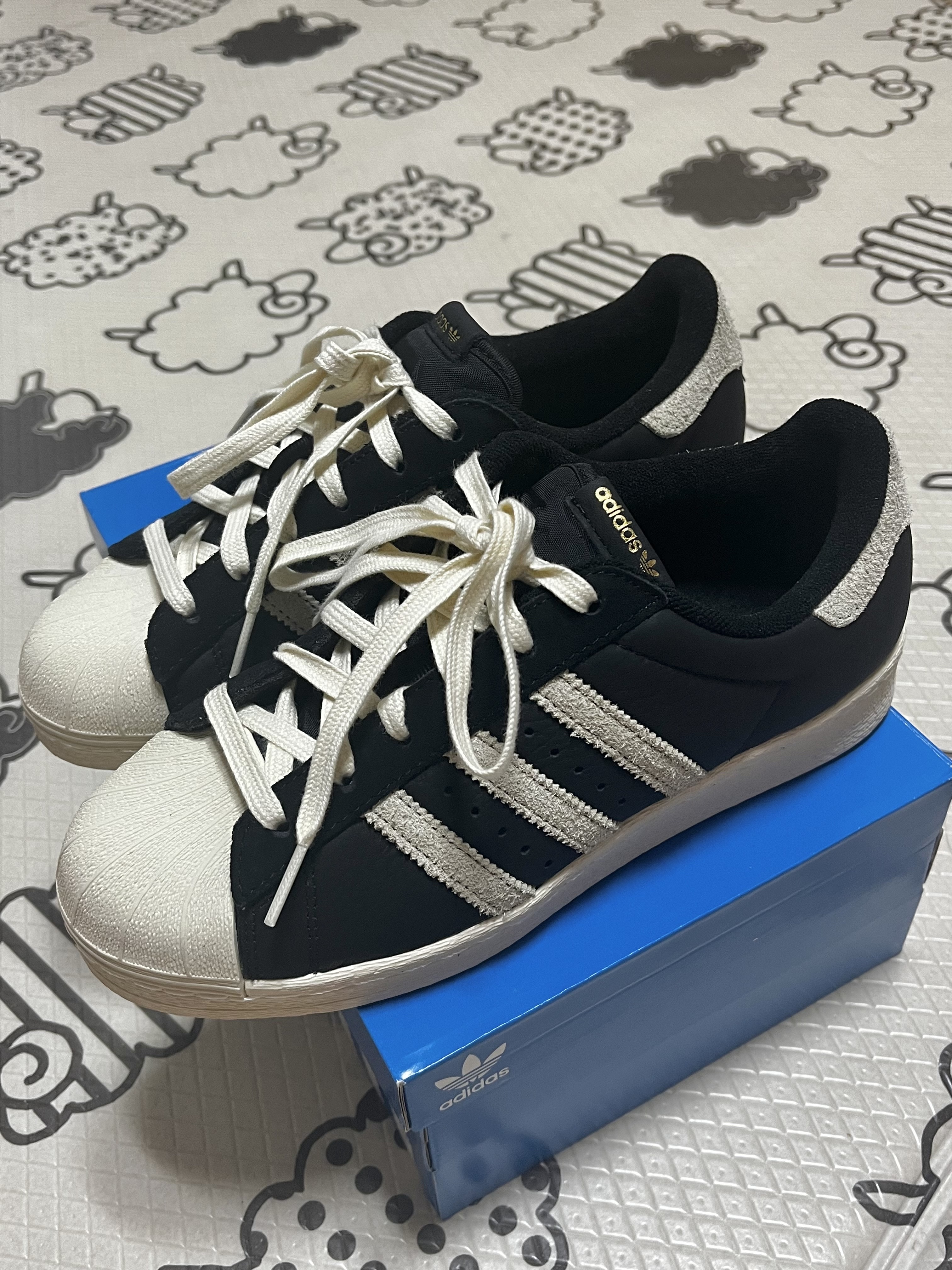 Adidas Superstar 82 Black White 착용 스타일 - 1
