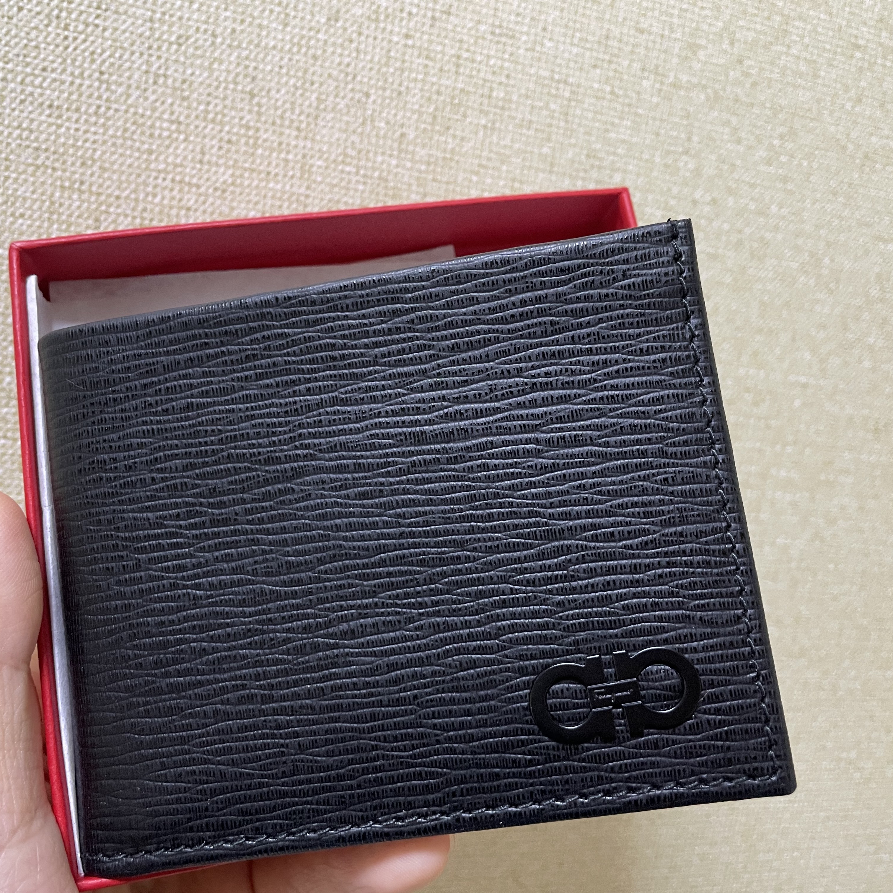 Ferragamo Gancini Wallet Black Rain 착용 스타일 - 3