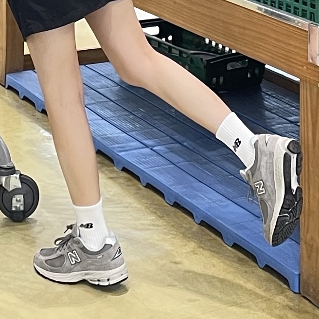 New Balance 2002R Grey 착용 스타일 - 2