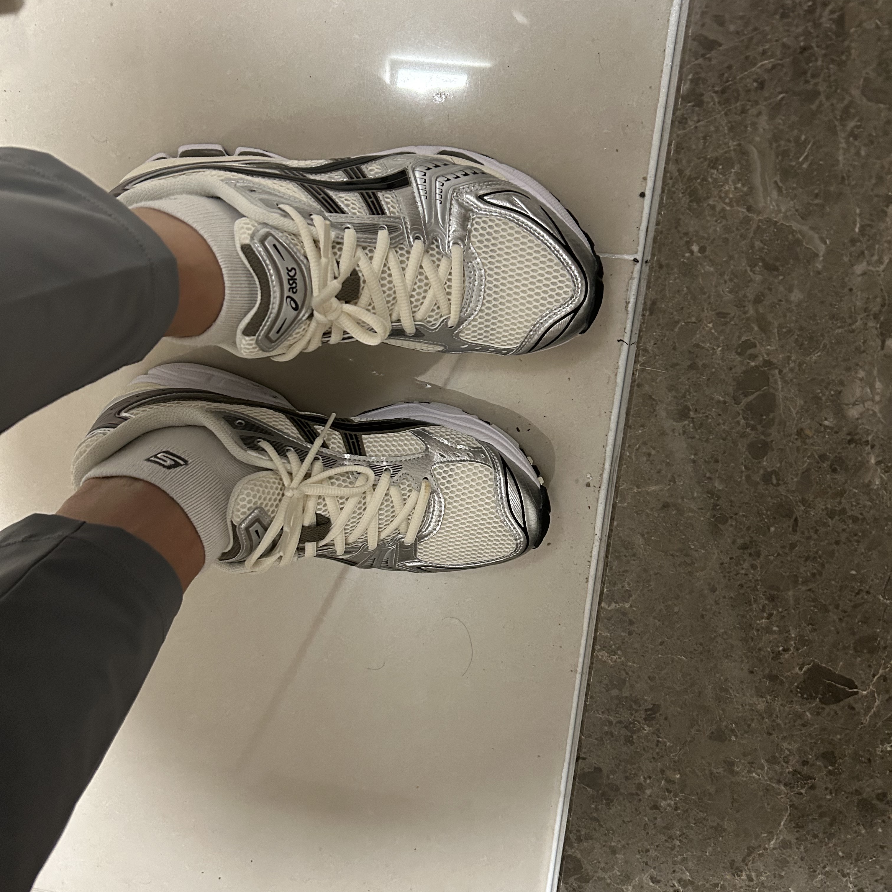 Asics Gel-Kayano 14 Cream Black 착용 스타일