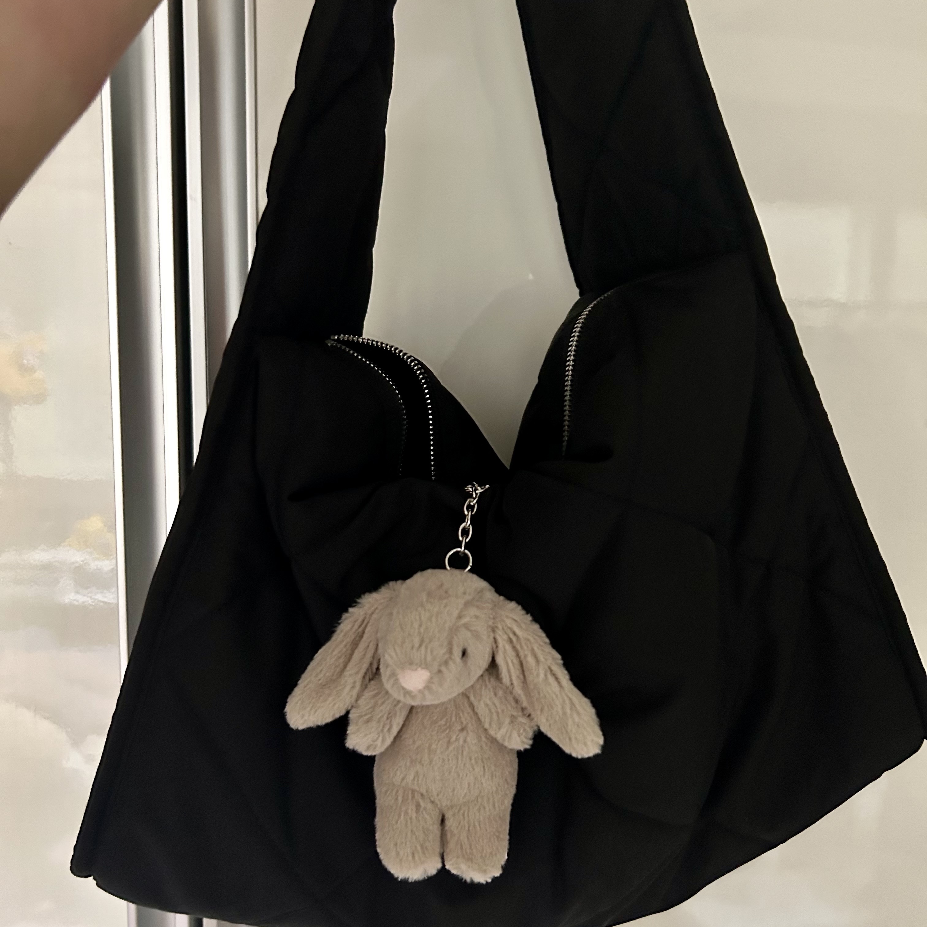 COS Diamond Quilted Hand Bag Black 착용 스타일