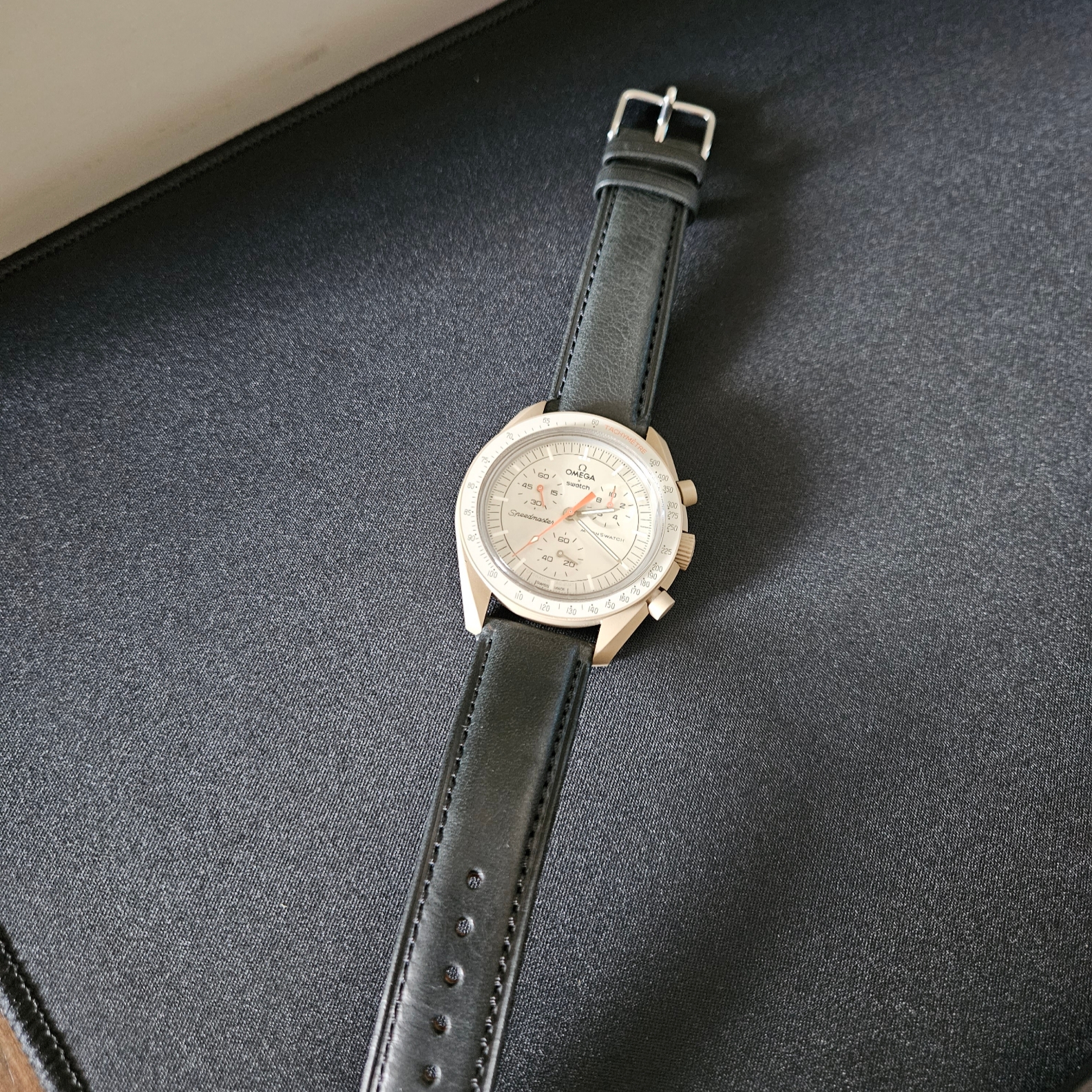 Swatch x Omega Bioceramic MoonSwatch Mission To Jupiter 착용 스타일