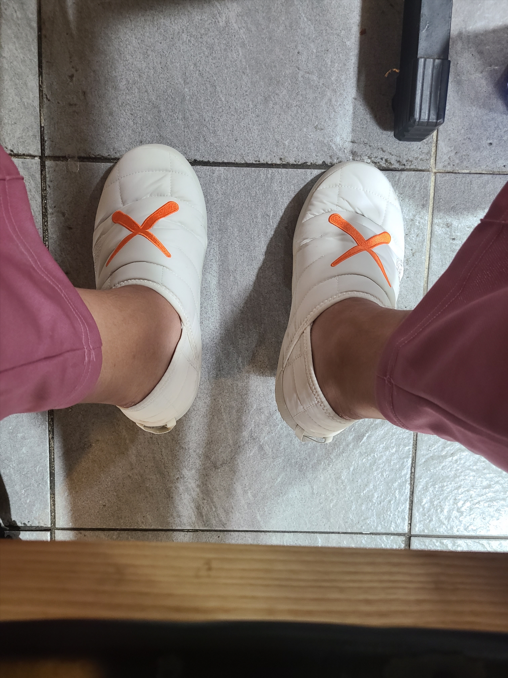 Uniqlo UT x Kaws Short Sleeve Graphic T-Shirt White, Needles Straight Track Pants Poly Smooth Smoke Pink 착용 스타일 - 5