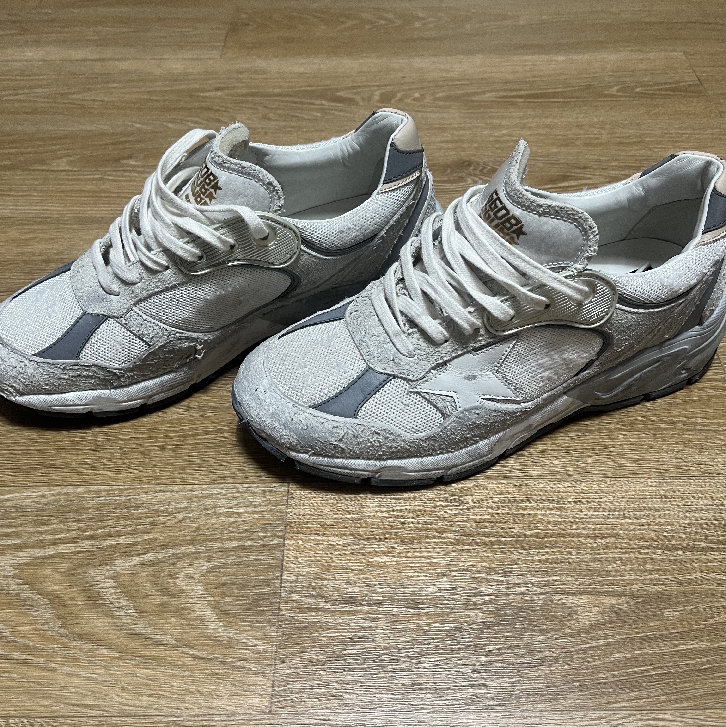 Golden Goose Dad-Star Sneakers White Silver 착용 스타일