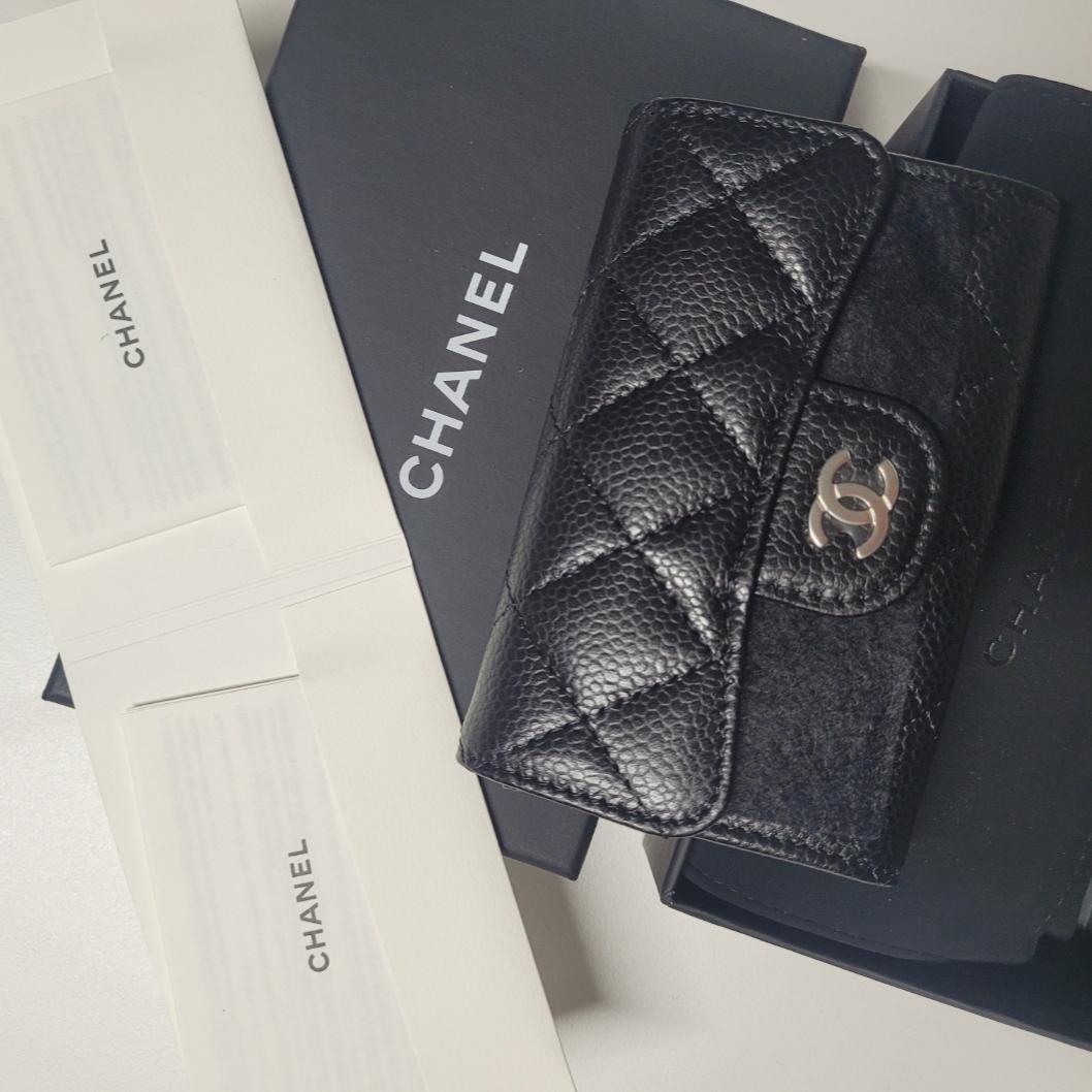 Chanel Classic Card Holder Grained Calfskin & Silver Black 착용 스타일 - 1