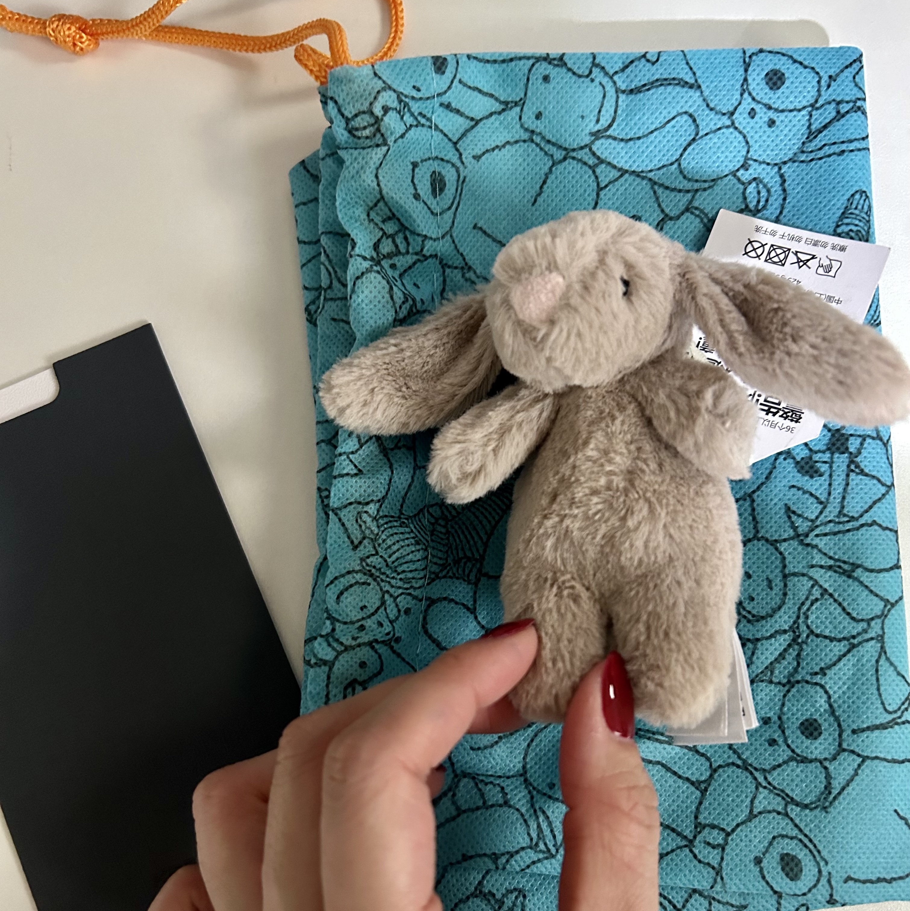 Jellycat Bashful Bunny Bag Charm Beige 착용 스타일 - 1