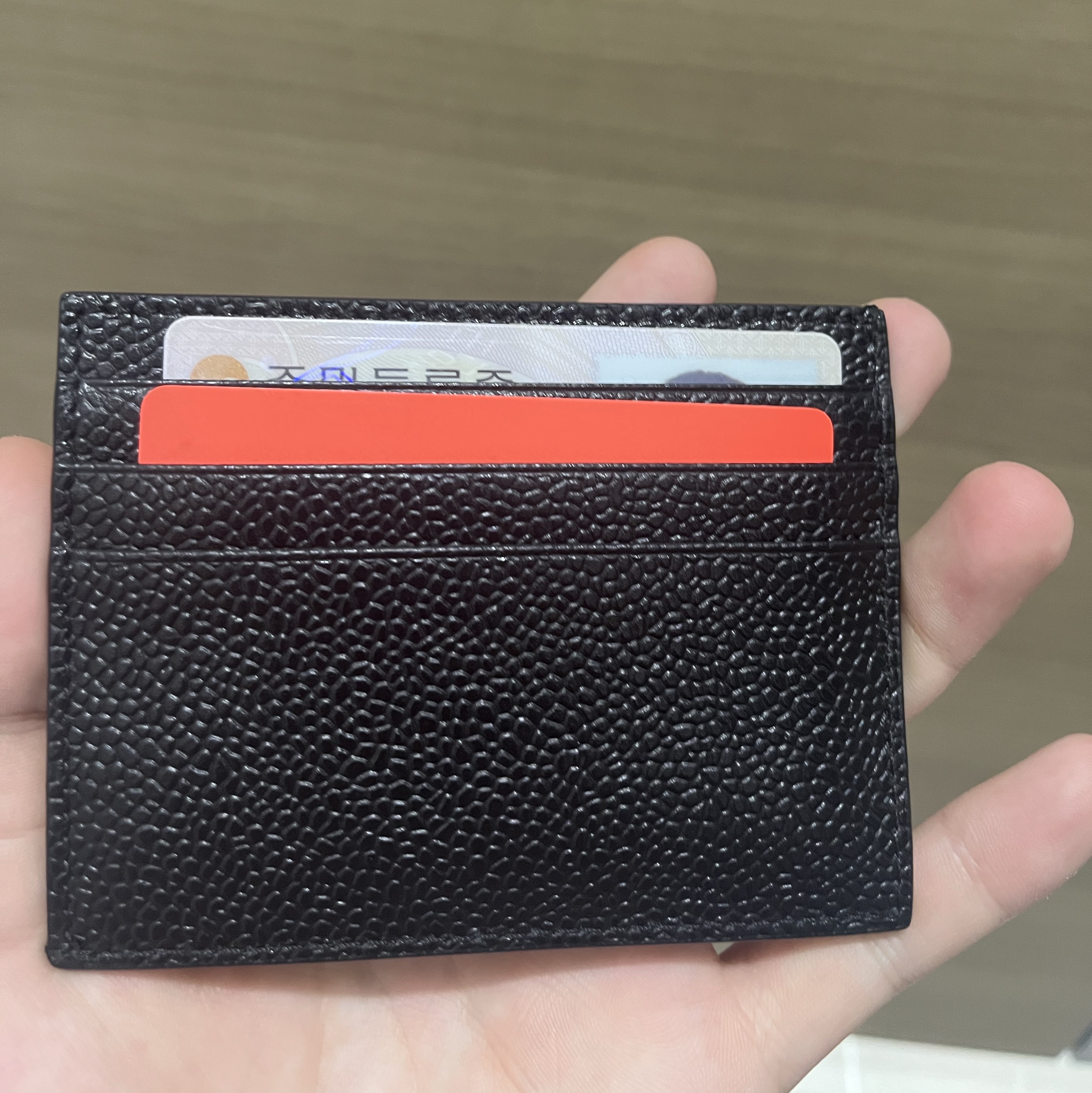 Thom Browne Pebble Grain Leather Stripe Note Compartment Card Holder Black 착용 스타일 - 3