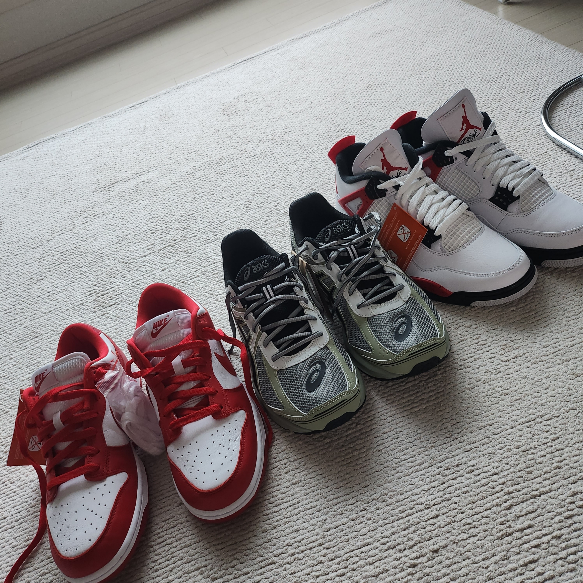 Nike Dunk Low SP White and University Red 2023, Asics Jog 100 S Sheet Rock - 2E Wide 착용 스타일