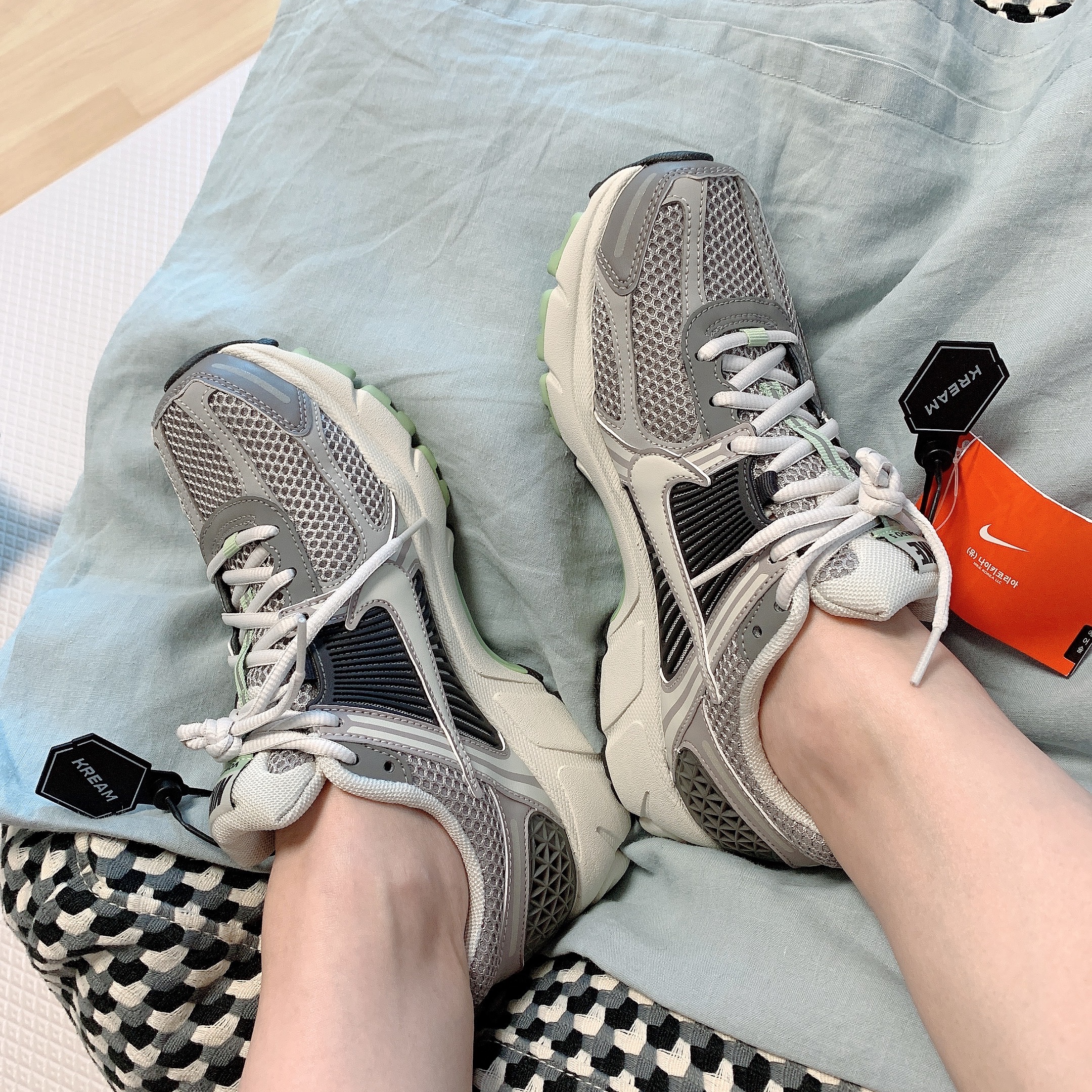 (W) Nike Zoom Vomero 5 Cobblestone and Flat Pewter 착용 스타일