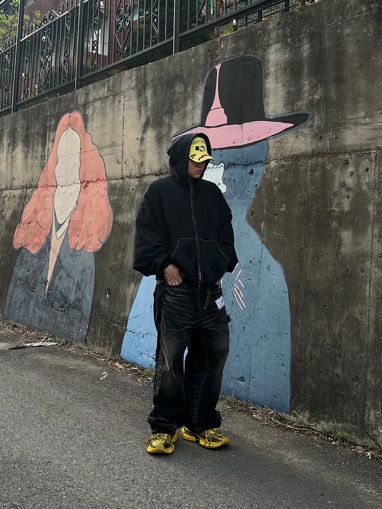 Balenciaga 3XL Sneakers Yellow Black, Nonnod x Shinsegae Distressed Zip-Up Hoodie Washed Black 착용 스타일 - 2