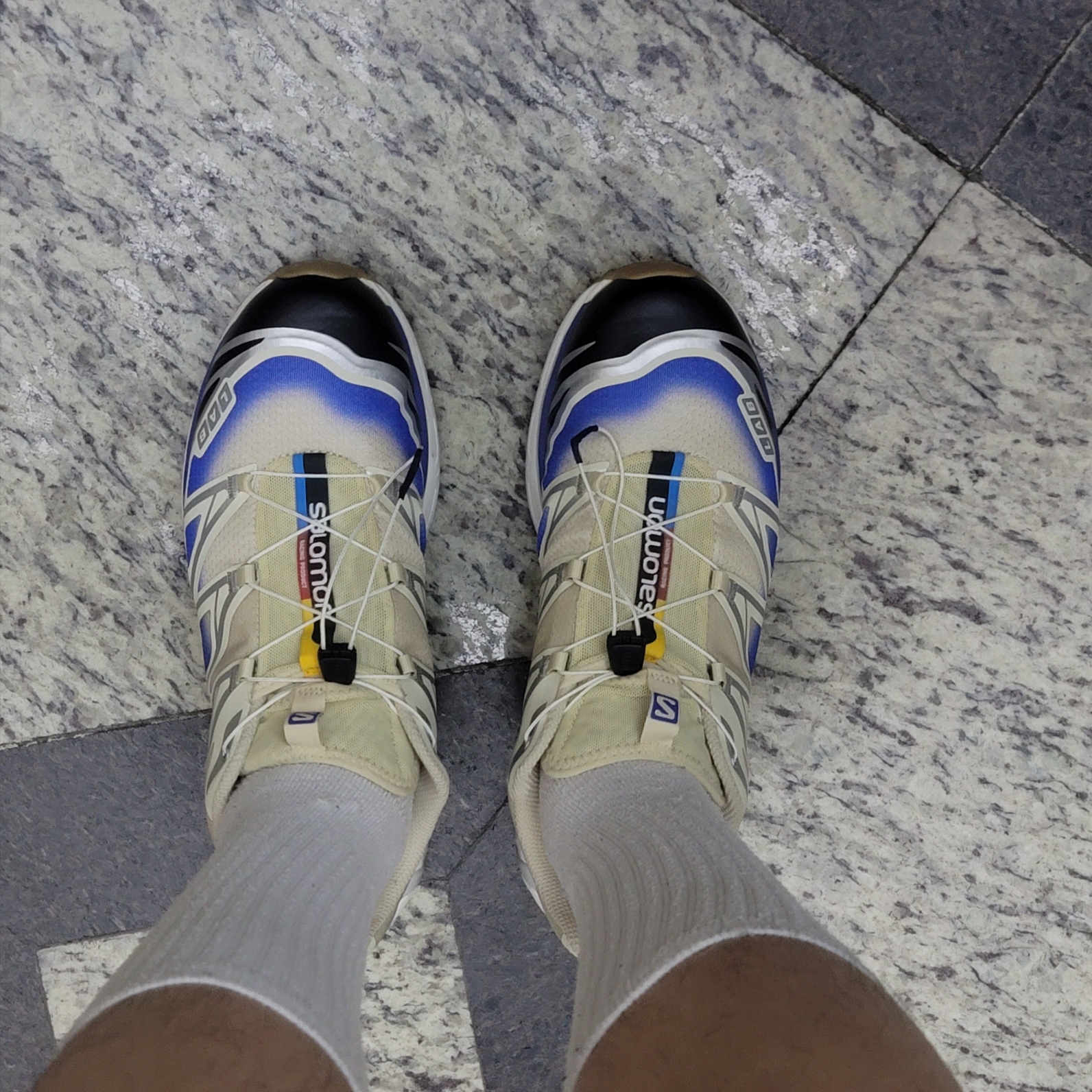 Salomon XT-6 Skyline Bleached Sand Dazzling Blue 착용 스타일