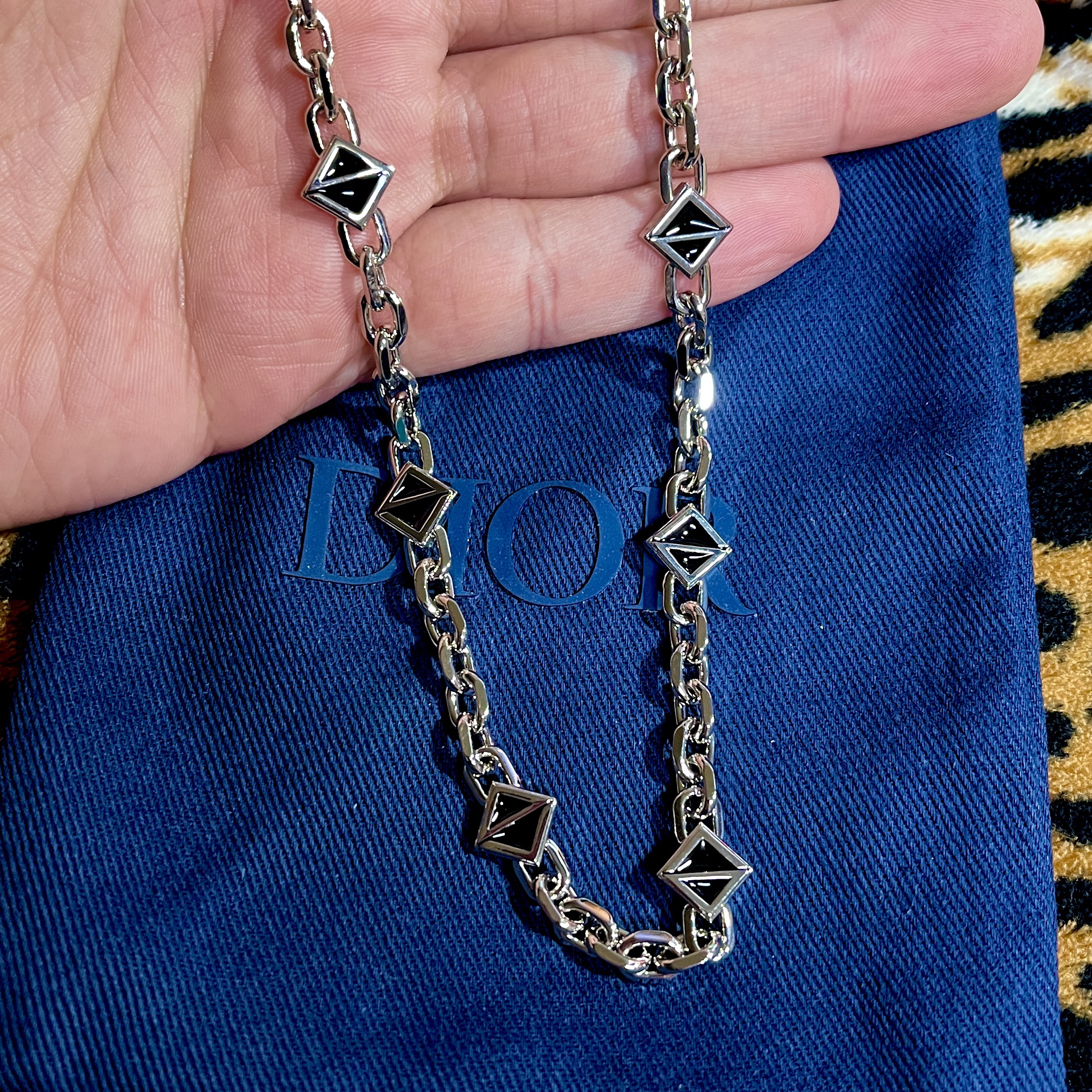 Dior CD Diamond Thin Chain Link Necklace Silver Finish Brass Black Resin 착용 스타일 - 3